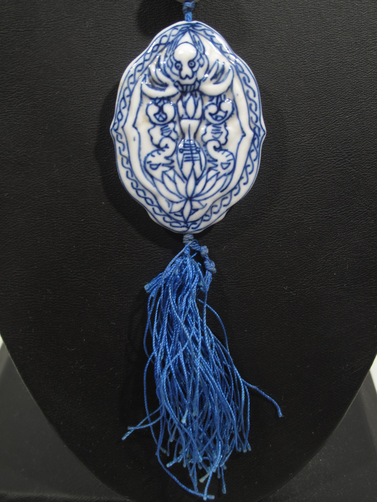 VTG Chinese Blue White Glass Porcelain Pendant Charm Bead Necklace 15″ 70g Asian