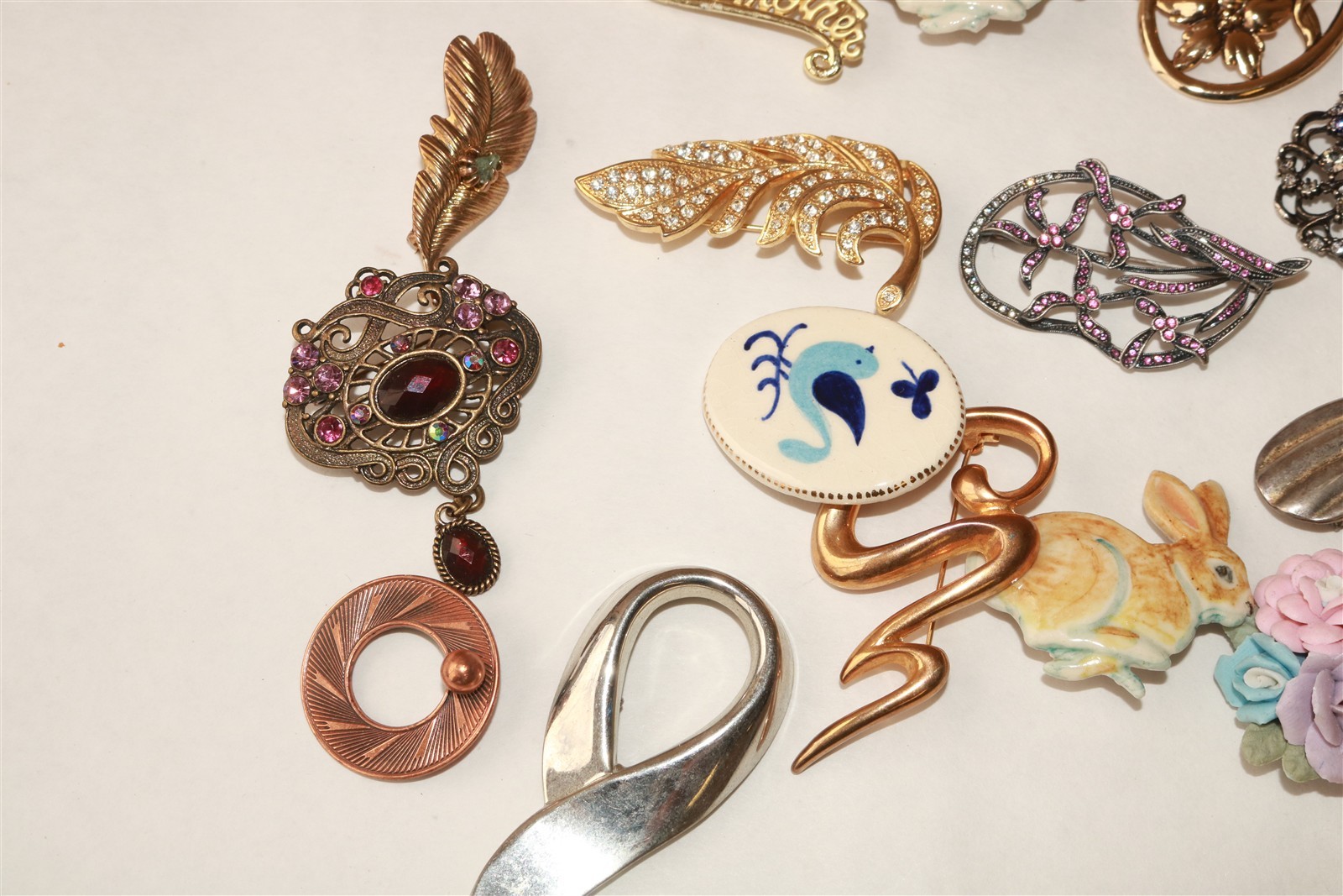 LOT OF 20 DIFFERENT VINTAGE TO MODERN BROOCHES PINS – Lot #3