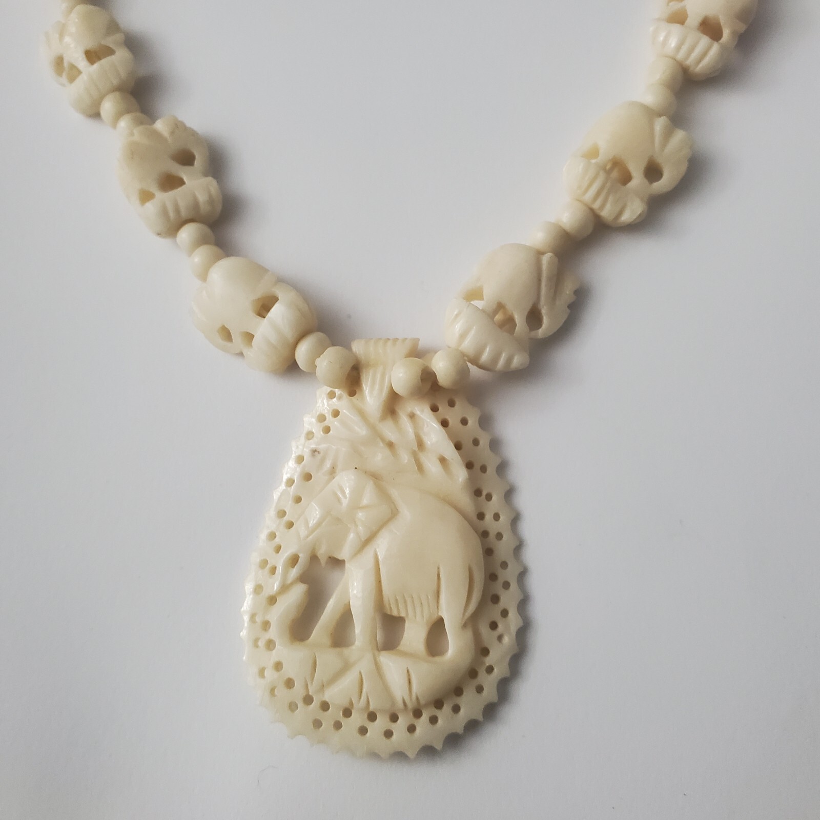 Vintage 19 3/4″ Faux Ivory Carved Celluloid/Plastic Elephant Pendant Necklace