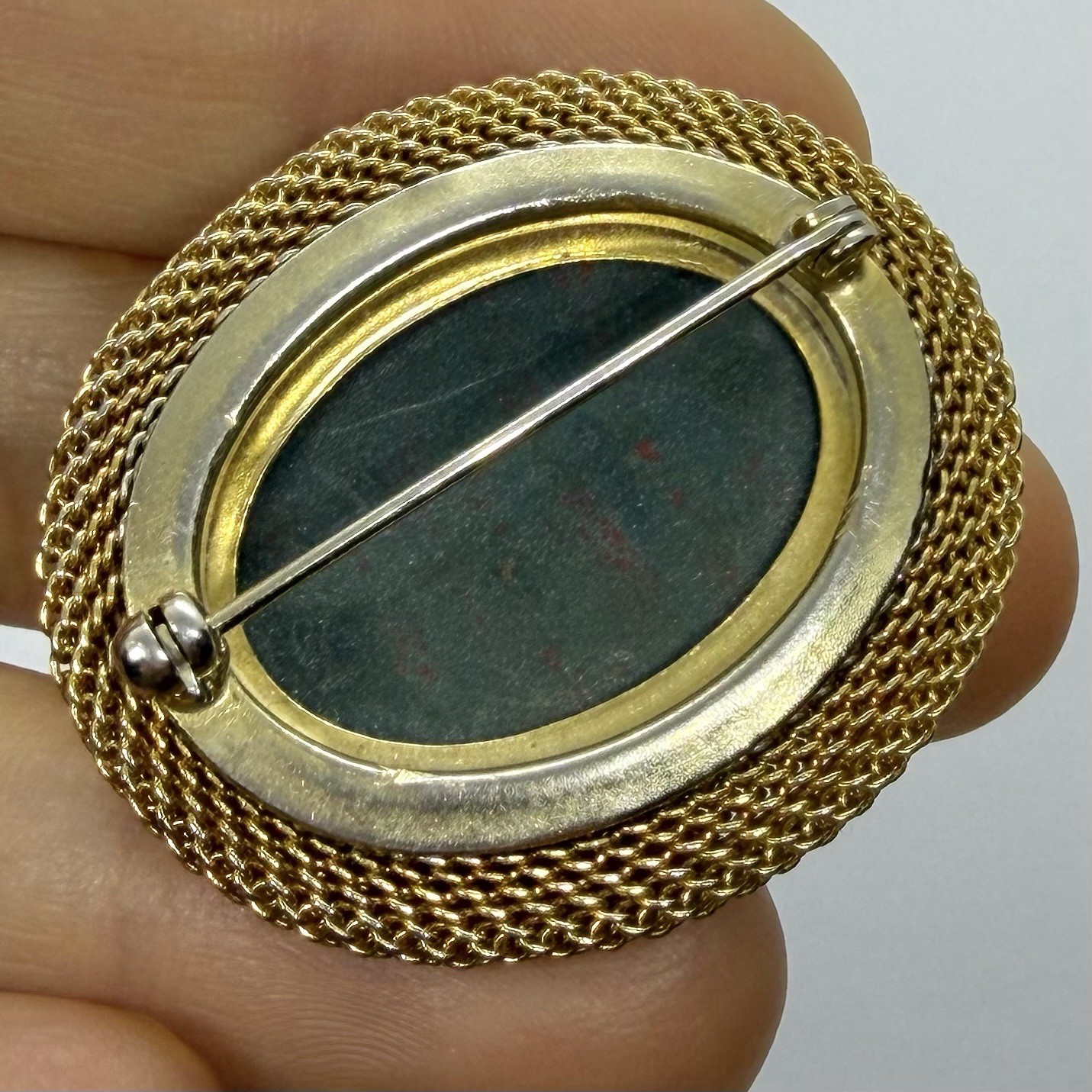 Vtg Victorian Revival Bloodstone Cabochon Mesh Goldtone Oval Brooch Pin Green