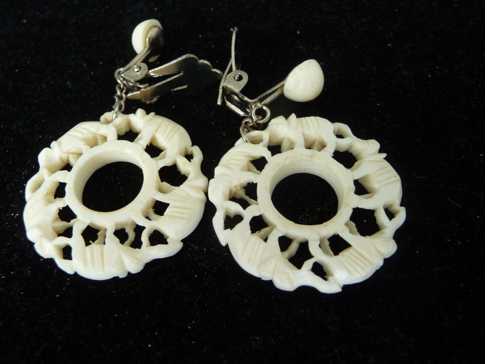 CUT OUT CARVED ELEPHANTS DANGLING CLIP ON 1 1/4” ROUND EARRINGS #20/1