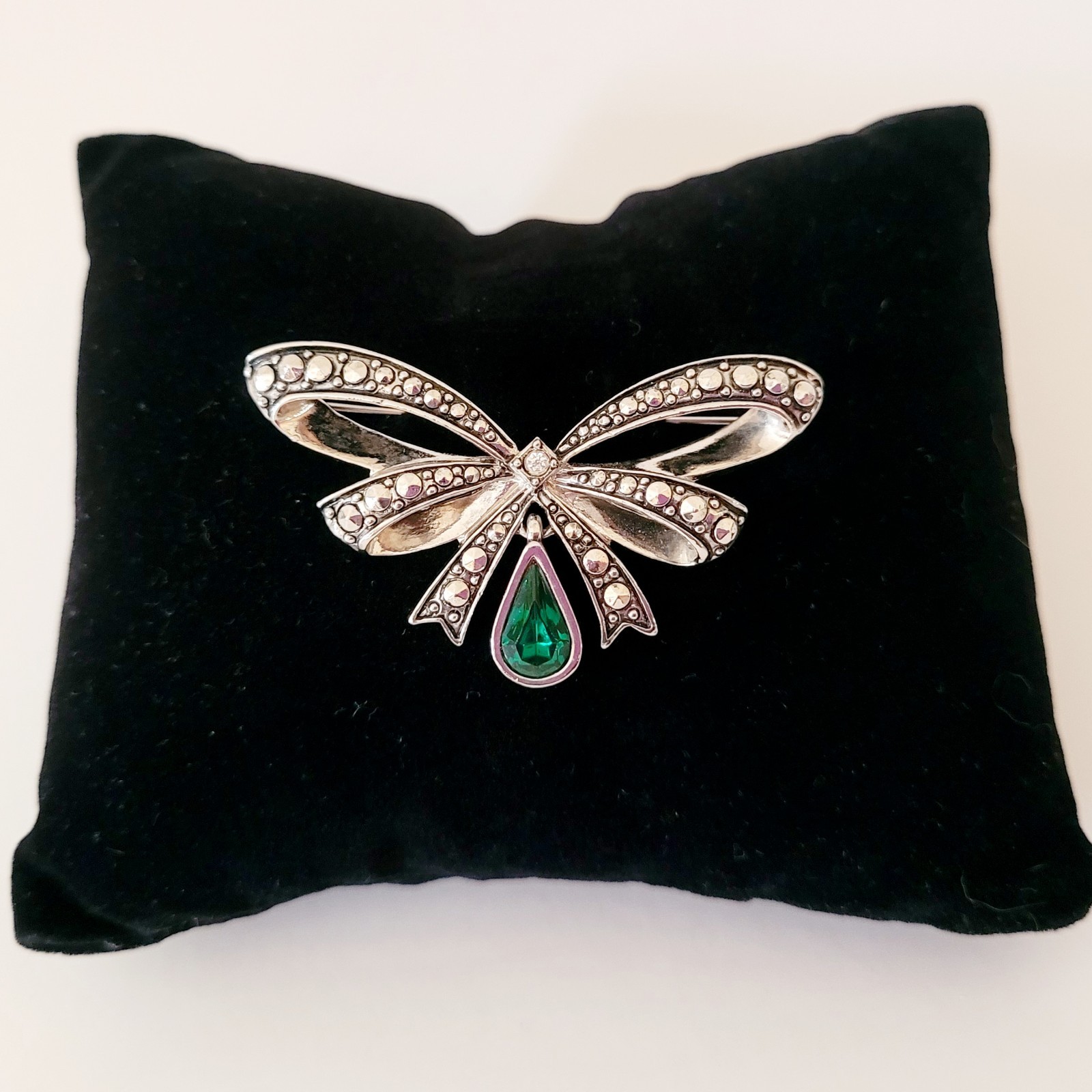 Vintage Avon Brooch Birthstone Bow Pin May Emerald Green Drop Rhinestone 2″