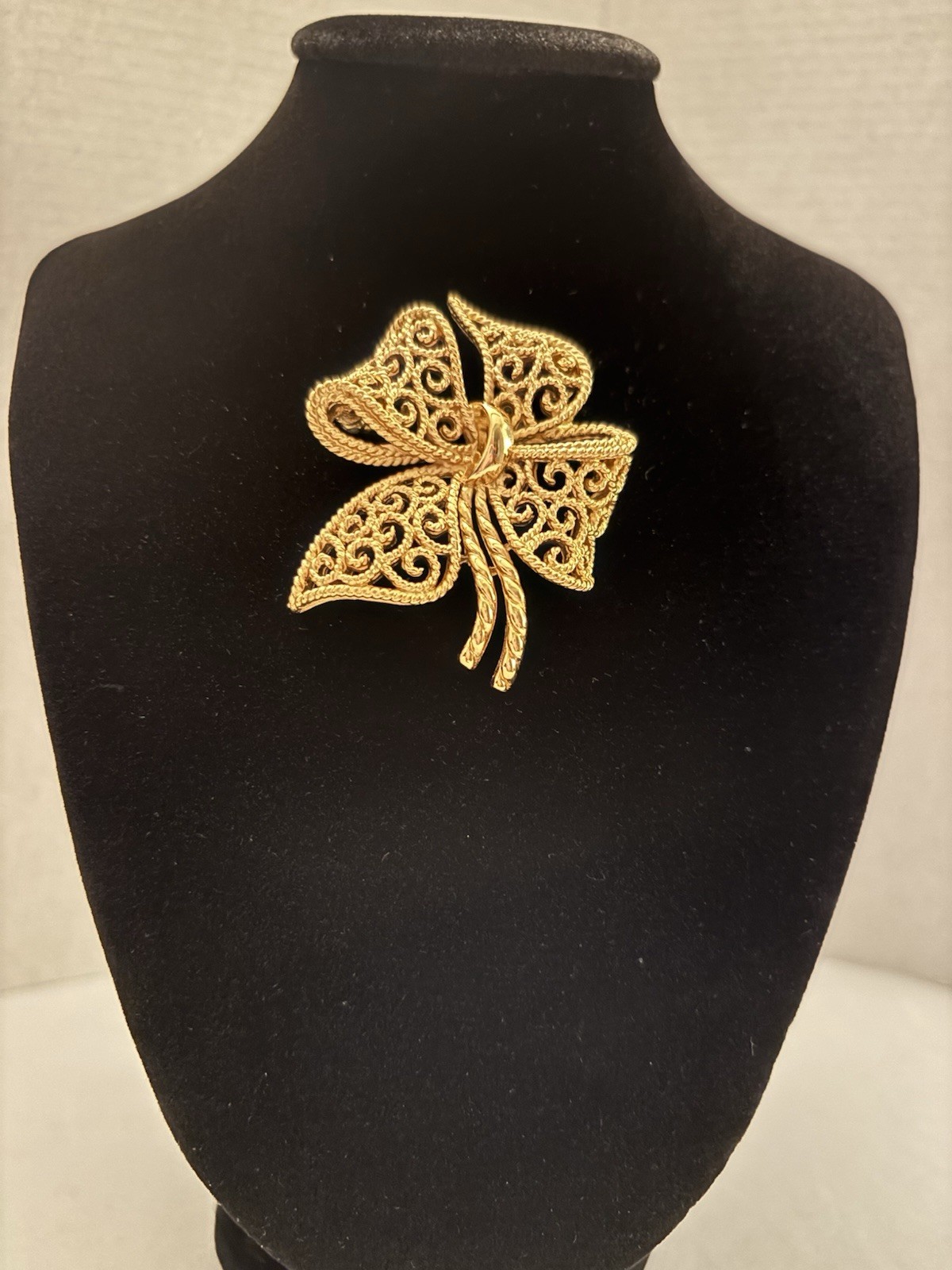 Vintage Crown Tifari Signed Gold Tone Filigree Bow Brooch Openwork Ribbon Bow