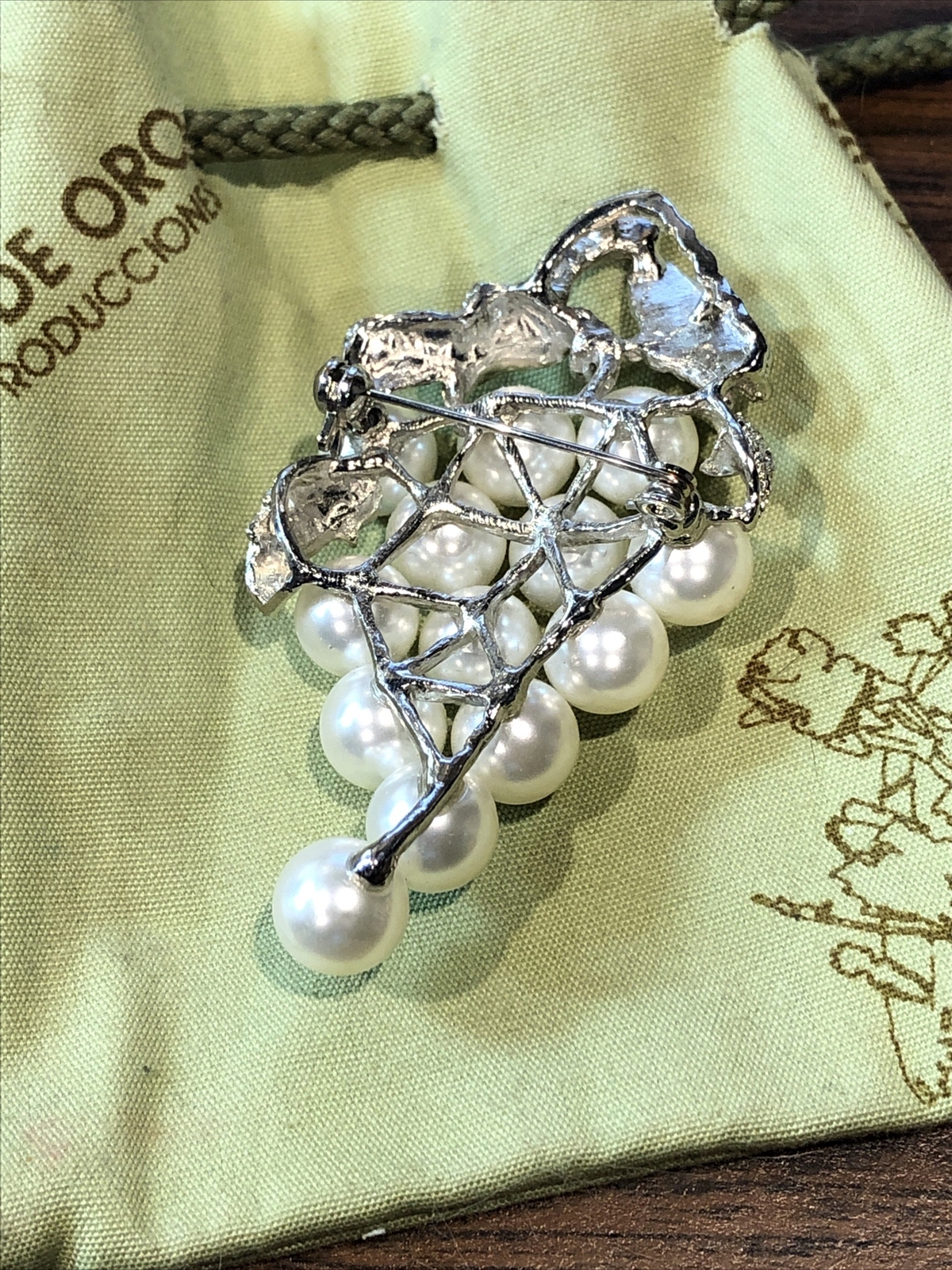 Beautiful Vintage Brooch Faux Pearl Grapes w Butterfly Museo de Oro
