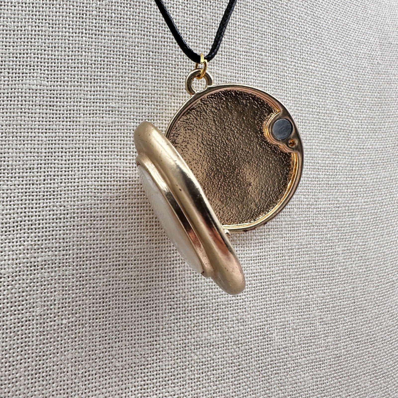Vintage Y2K Gold Tone Mother of Pearl Pendant Necklace Women’s Classic Jewelry