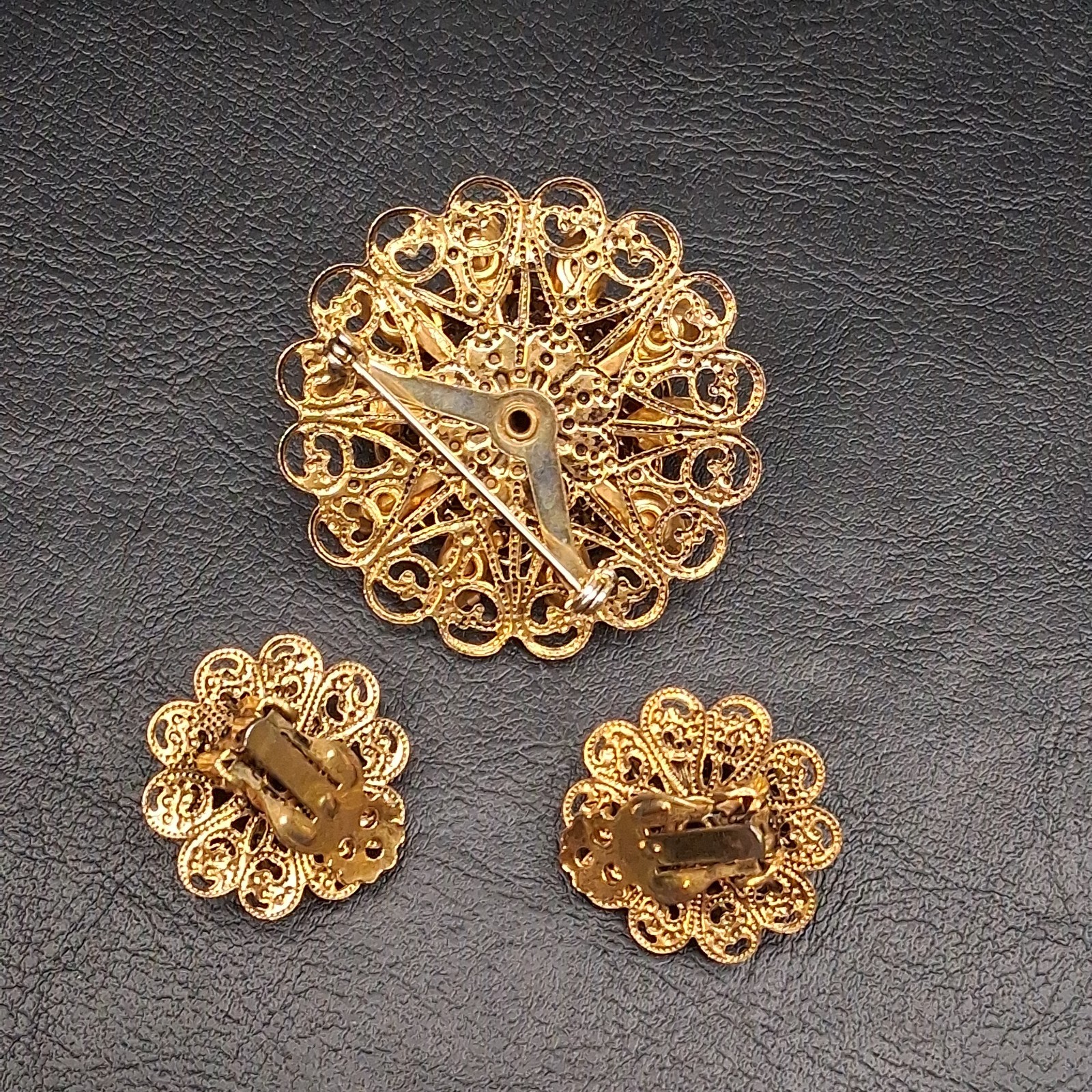 Vintage Multicolor Rhinestone Filigre Flower Brooh & Clip Earrings Set. 18.093