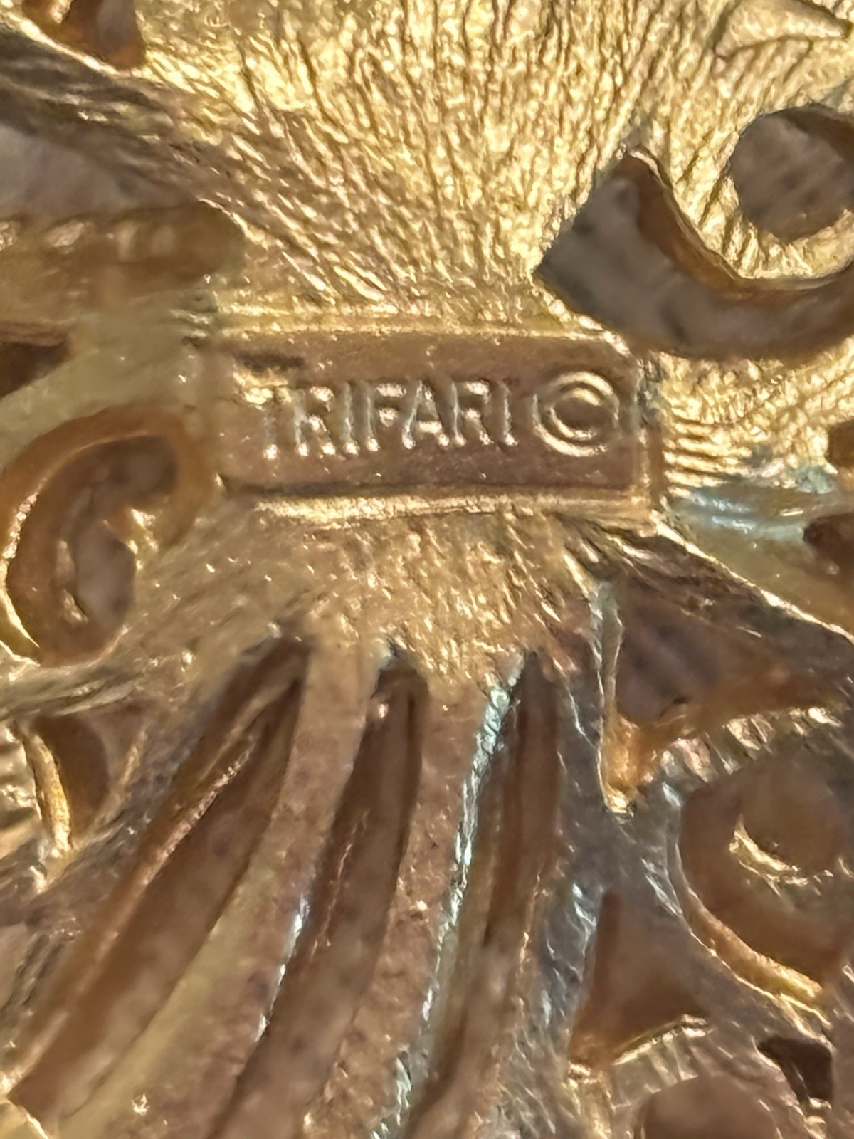 Vintage Crown Tifari Signed Gold Tone Filigree Bow Brooch Openwork Ribbon Bow