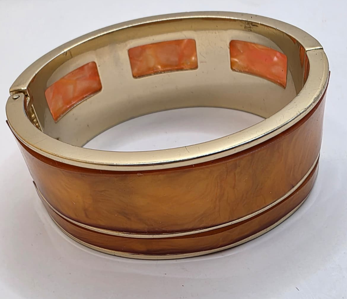 Gold Tone Hinged Bangle Bracelet with Marbled Resin Inlay Fashion Jewelry 7in N4
