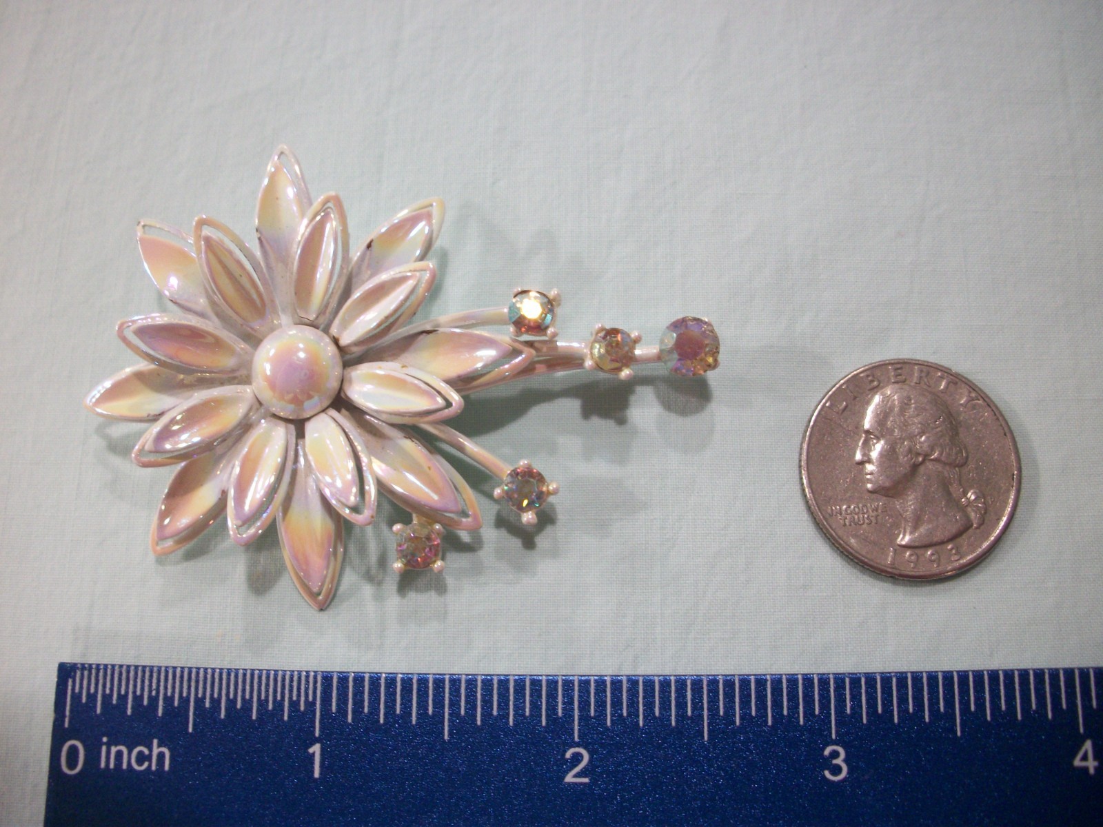 ViNTaGE MeTaL ENaMeL OMBRE PASTEL/AURORA BOREALIS RHINESTONE FLoWeR PiN/BRooCH