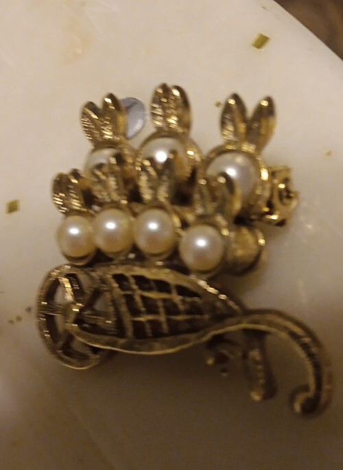 Vintage 1928 Jewlery Gold Tone Wheelbarrow w/Faux Pearl Bunnies