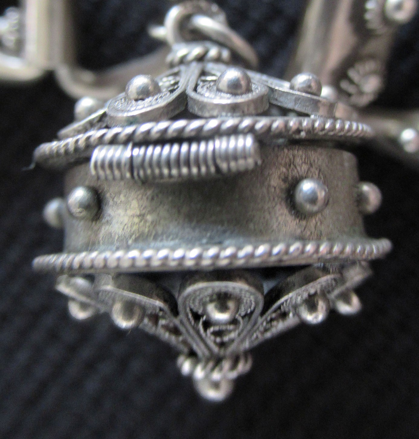 VINTAGE ITALY ETRUSCAN CANNETILLE FOB 800 STERLING & CORAL BRACELET, 43 GRAMS