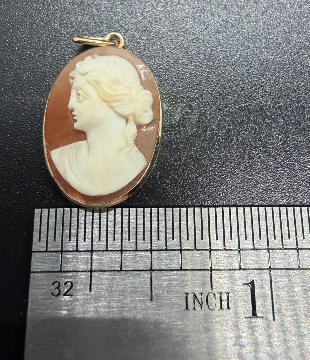 Vintage 14K Yellow Gold Cameo Pendant Shell Portrait Oval .75″ X .50″ 1.53grams.