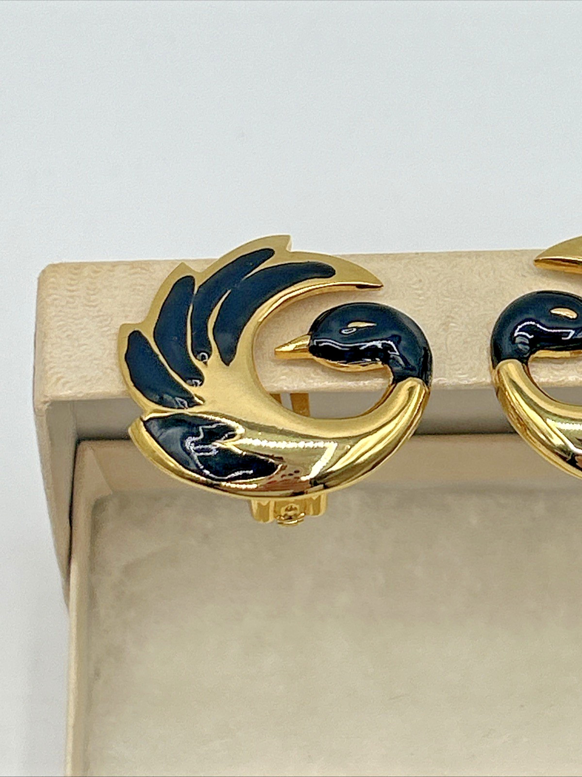 VTG “Orena Paris”? Enamel Gold Tone w/ Black Accents Swan Clip On Earrings