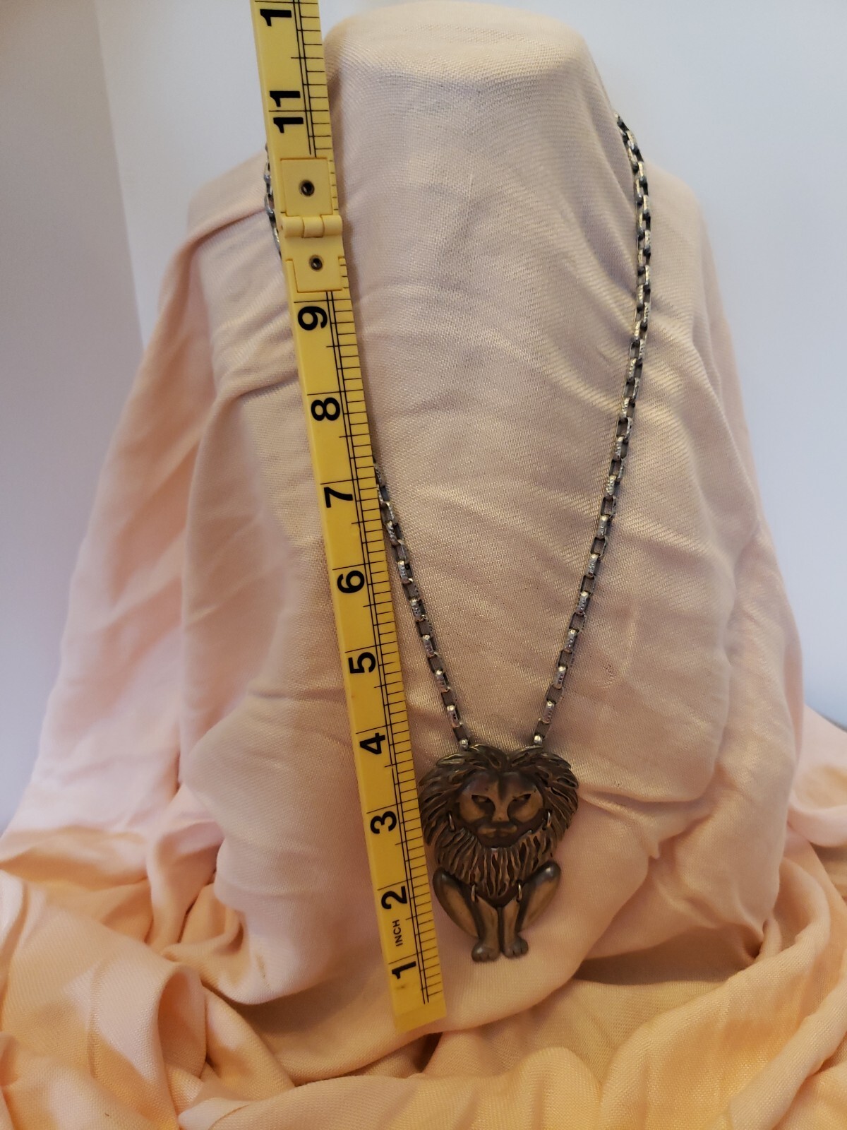 Vintage Articulated 3.5″ Sitting Lion Silver Tone Pendant 20″ Thick Chain LEO