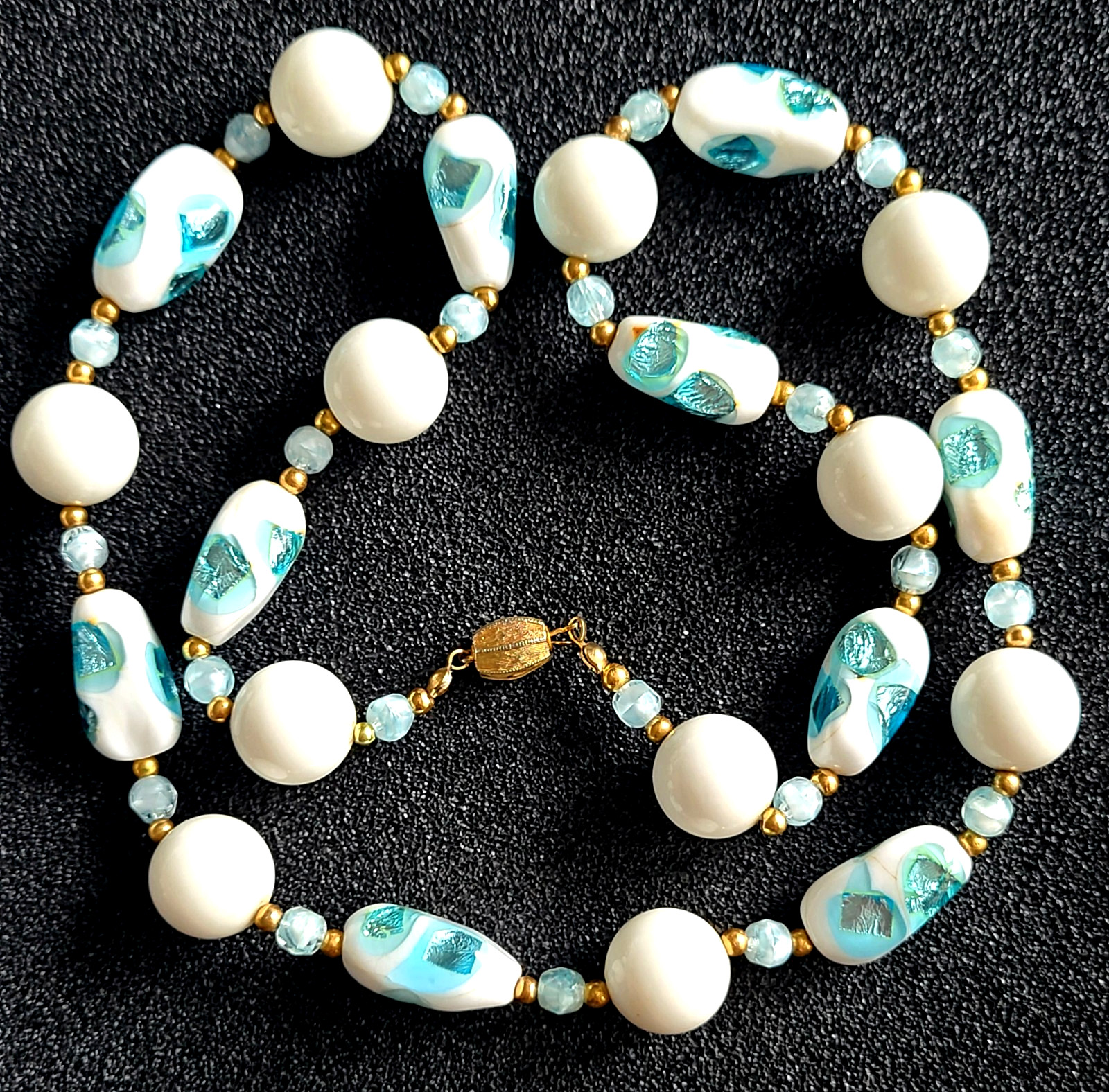 VINTAGE STUNNING VENETIAN STYLE MILK AQUA BLUE FOIL ART GLASS NECKLACE