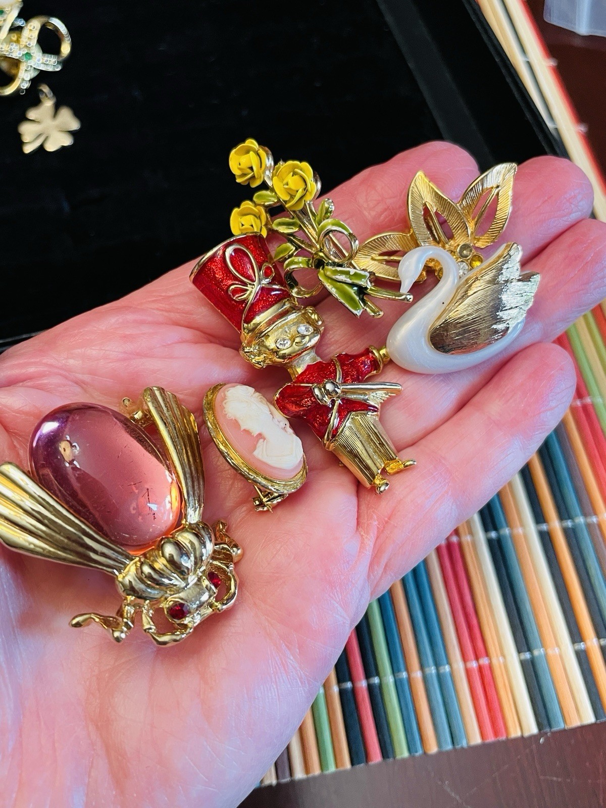 Jewelry Lot Brooches Insect Drummer Cameo Dolphin Keyring Swan Kilt Pin 18 Pcs