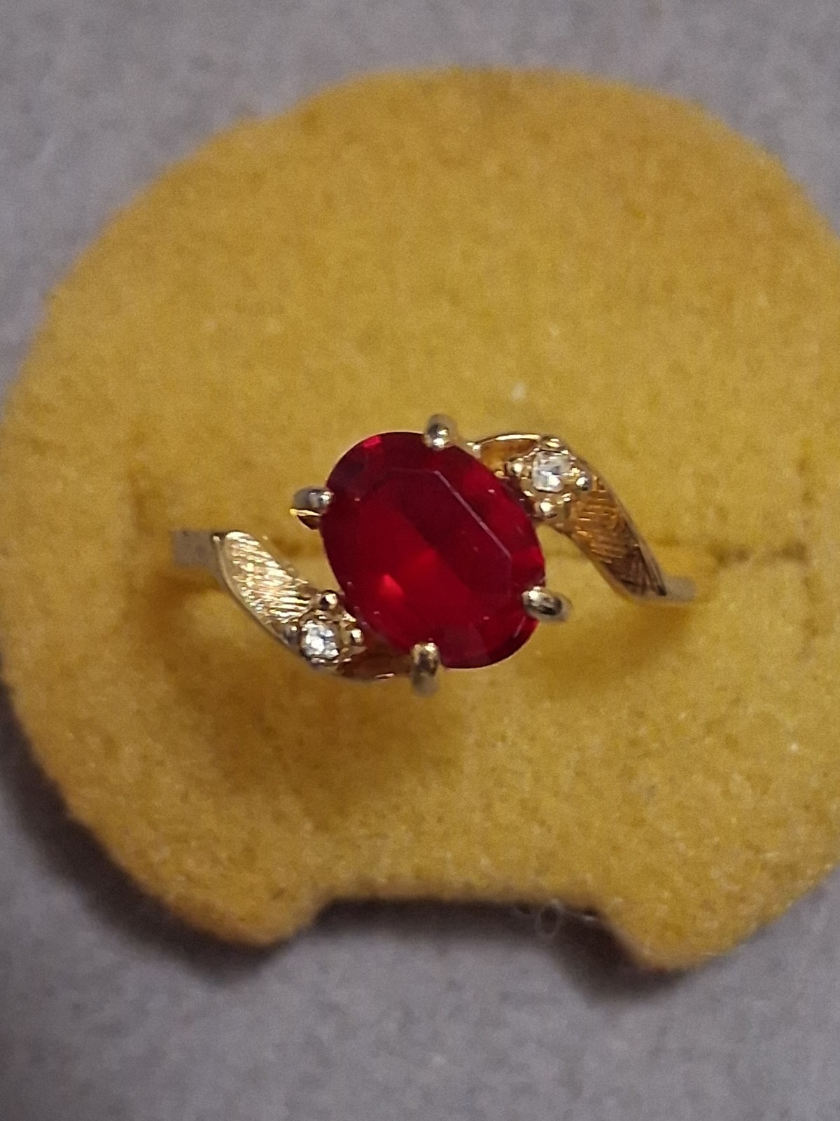 Red glass oval cut & crystal accent ring, gold tone SZ 6.75