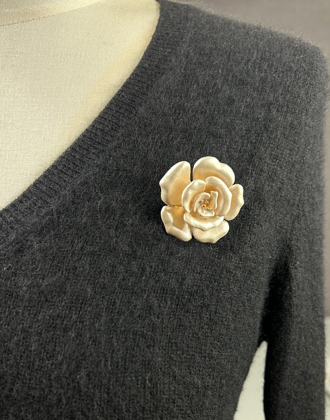 Vintage Gold Tone Enamel Champagne White Rose Brooch Pin 1.5″ x 1.5″