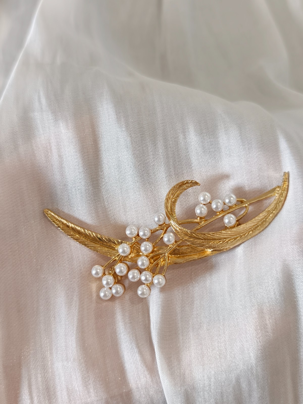 Trifari Inspired Gold Tone Feather Leaf Brooch White Faux Pearl