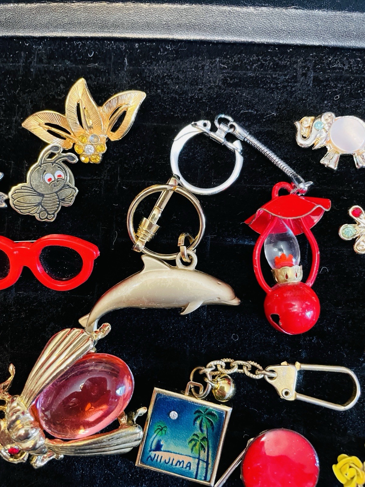 Jewelry Lot Brooches Insect Drummer Cameo Dolphin Keyring Swan Kilt Pin 18 Pcs