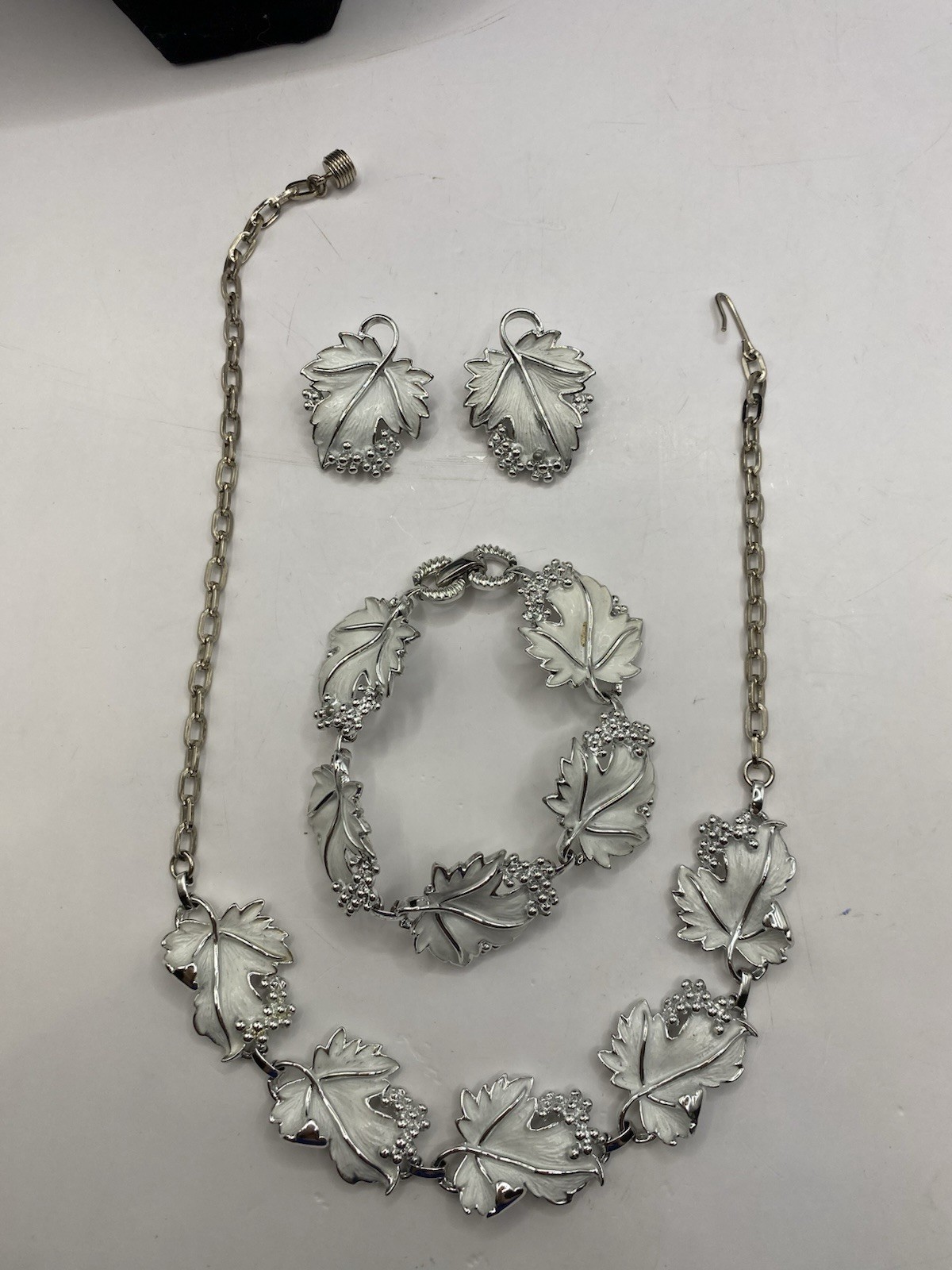 Vtg. Sarah Cov White Grape Leaf Parure Choker Necklace Clip Earrings Bracelet