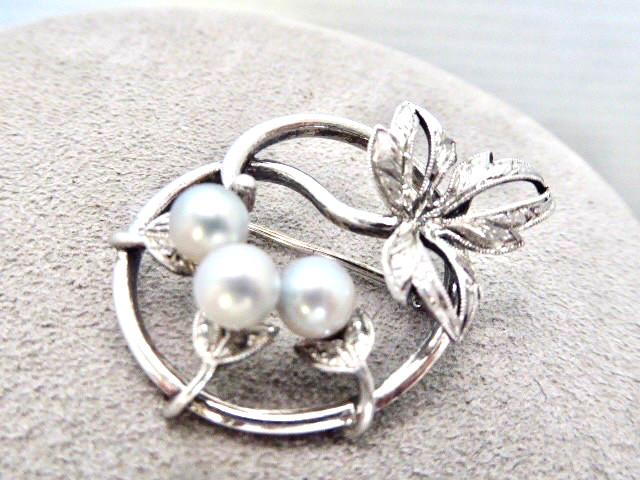 MIKIMOTO SIGNED VINTAGE BRIGHT CLEAN (3) 6 MM CULTURED AKOYA PEARLS STERLING PIN