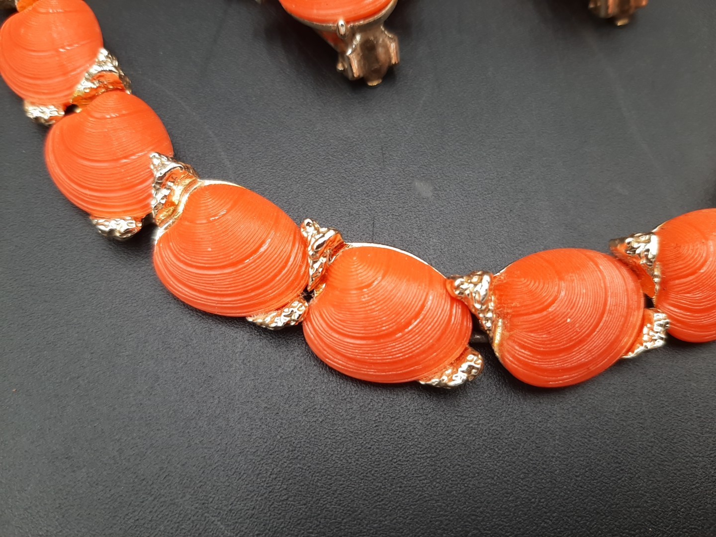 Vtg 60s Coral Acrylic Sea Shell Necklace And Clip-On Earrings Set 16″ Rare Find