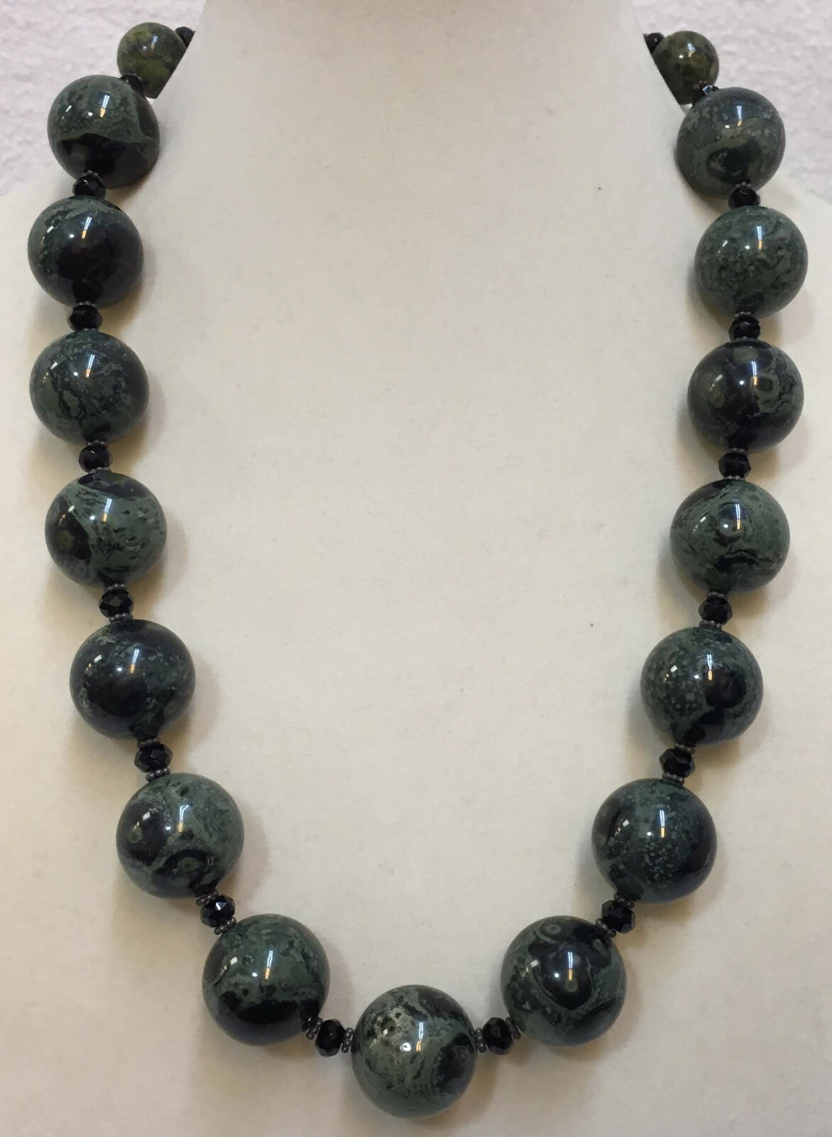 Necklace Polished Stones Green Black Polished Stone Crystal Faceted Beads 22″