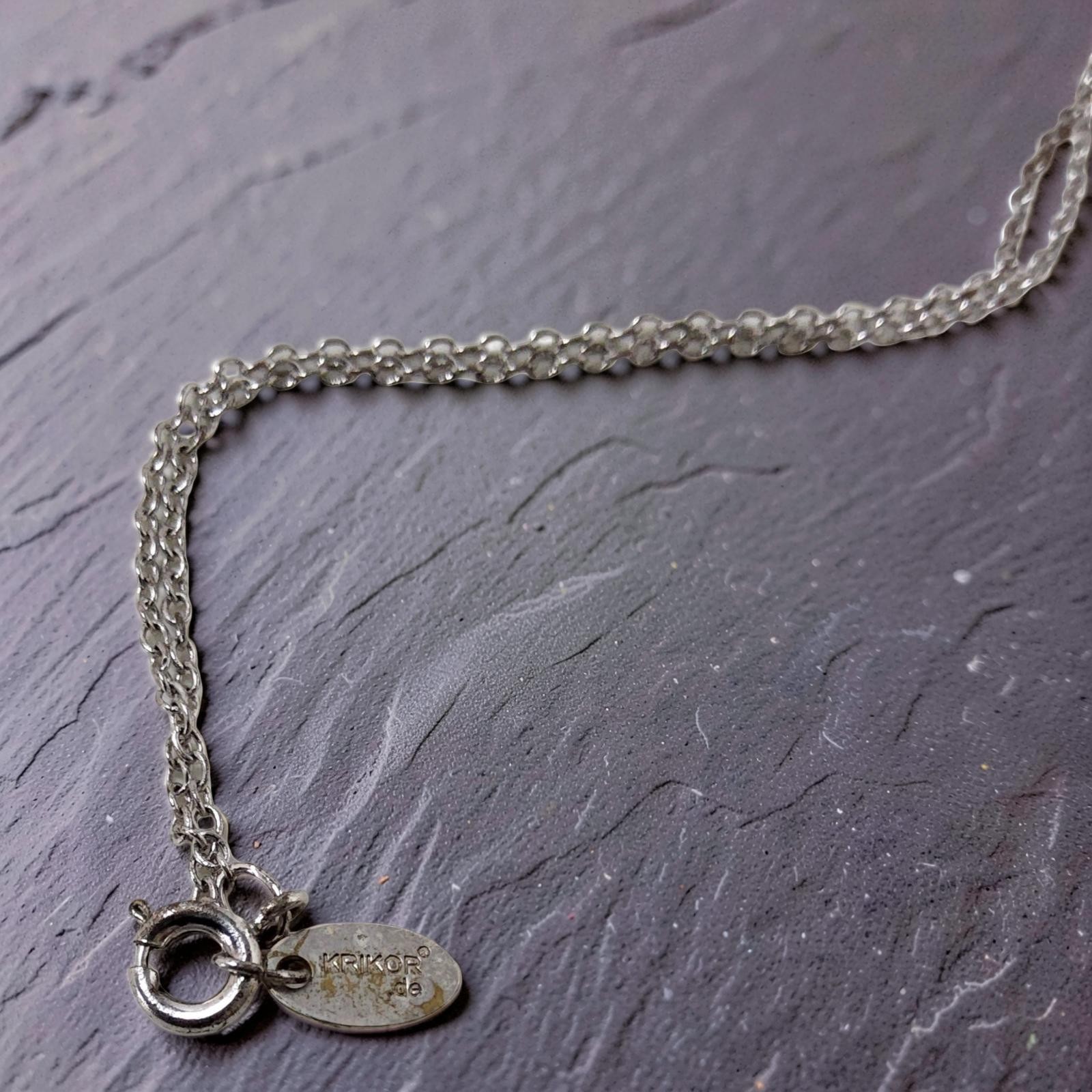 Vintage Kriker de Jewelry Co Beautiful Moonstone 9.5″ necklace.