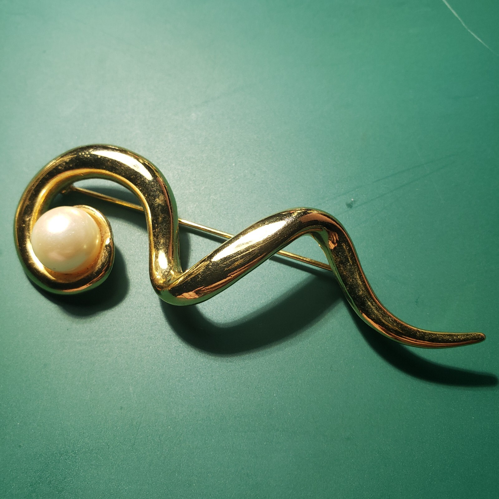 Vintage AVON Gold Tone Abstract Ribbon Swirl w/Pearl Brooch, Pin – Signed