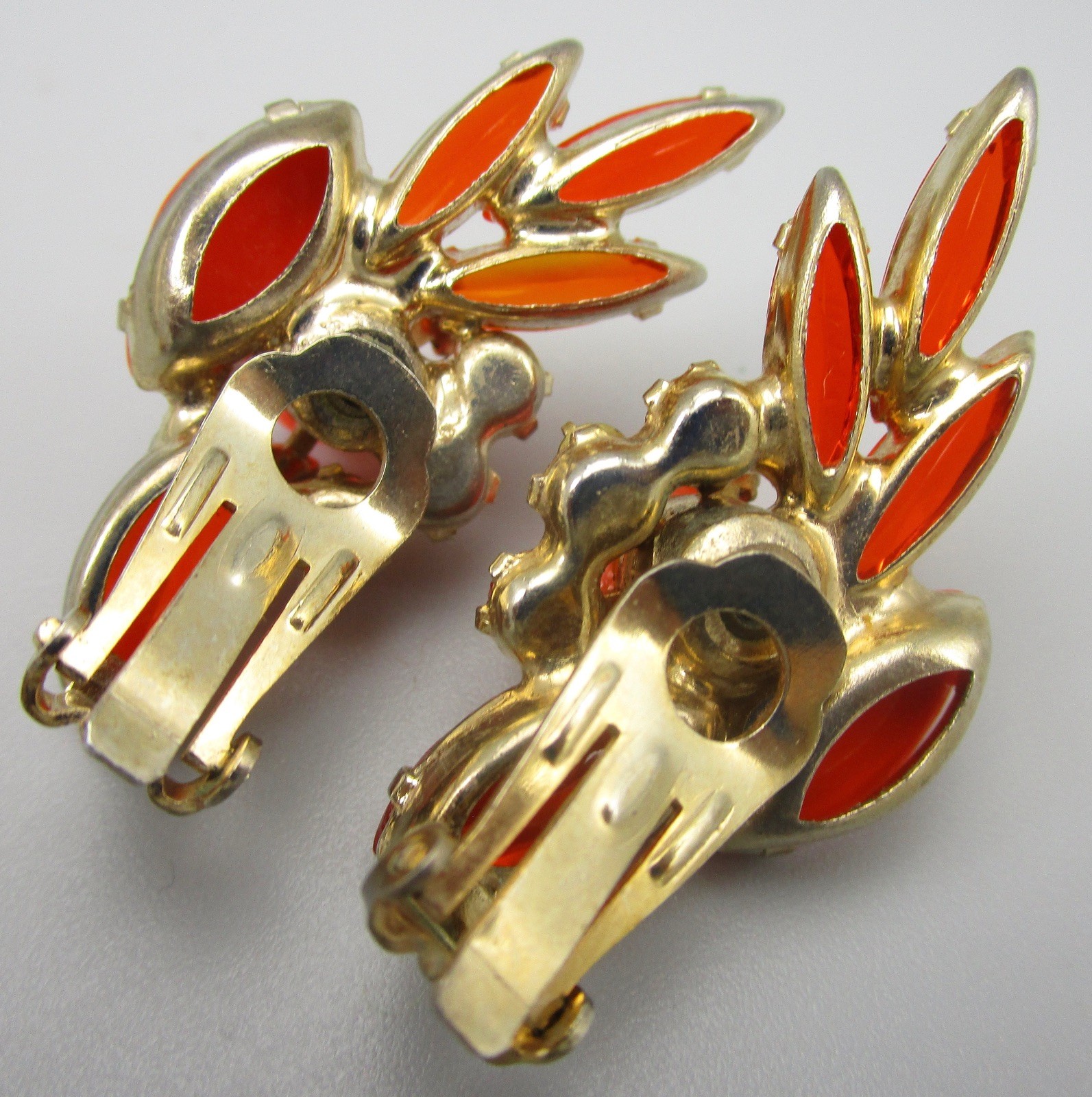 JULIANA DELIZZA & ELSTER ORANGE RHINESTONE MOONGLOW LUCITE BROOCH & EARRINGS SET
