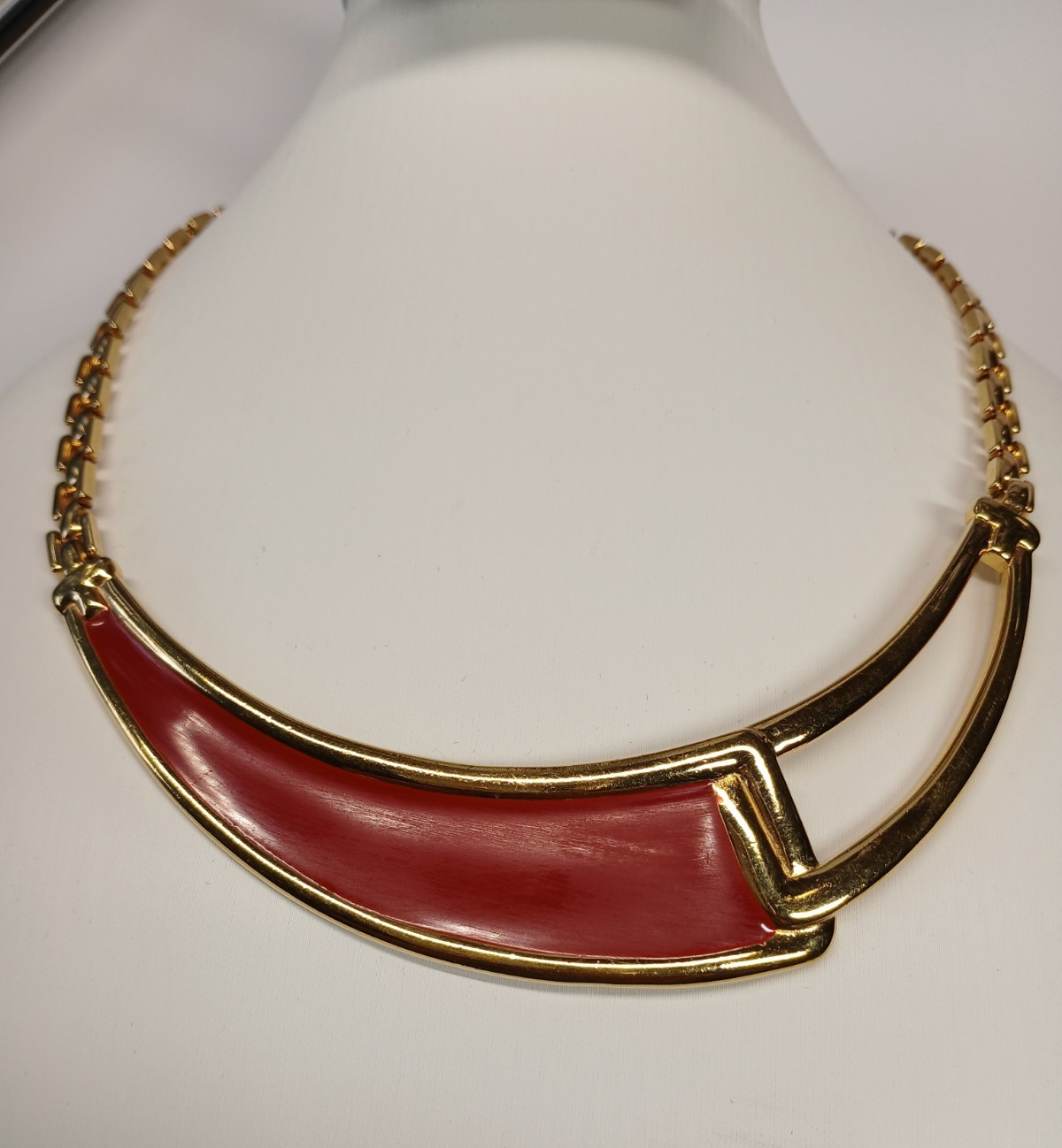 Vintage 1980s Gold Tone Red Enamel Accent Choker Clasp Necklace
