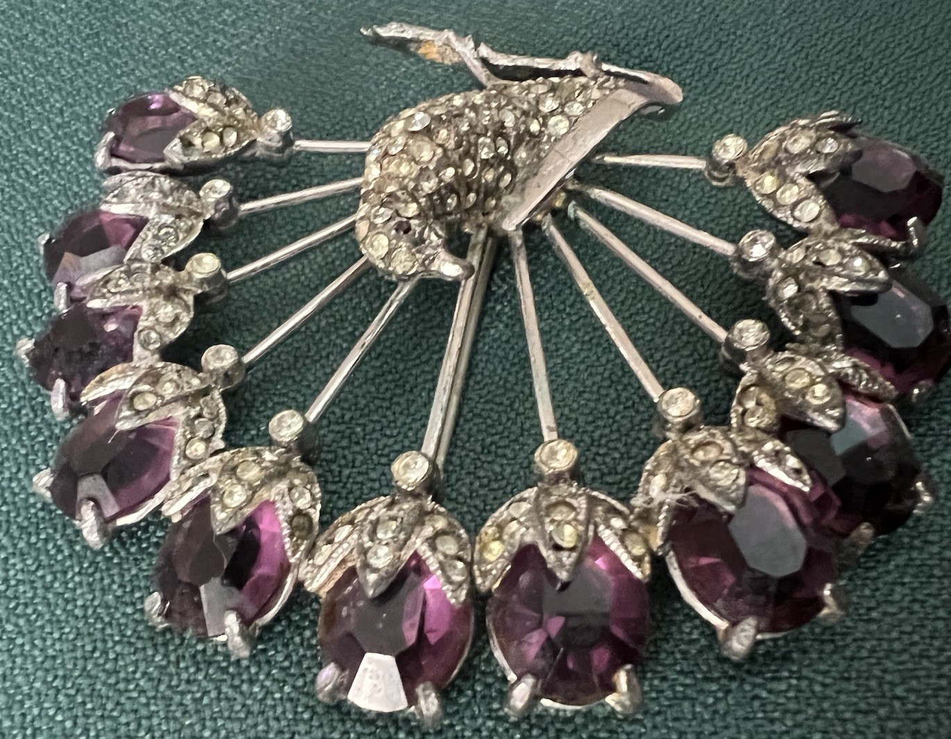 STUNNING VINTAGE 30s-40s HUGE PEACOCK BROOCH PURPLE TAIL FEATHER STONES