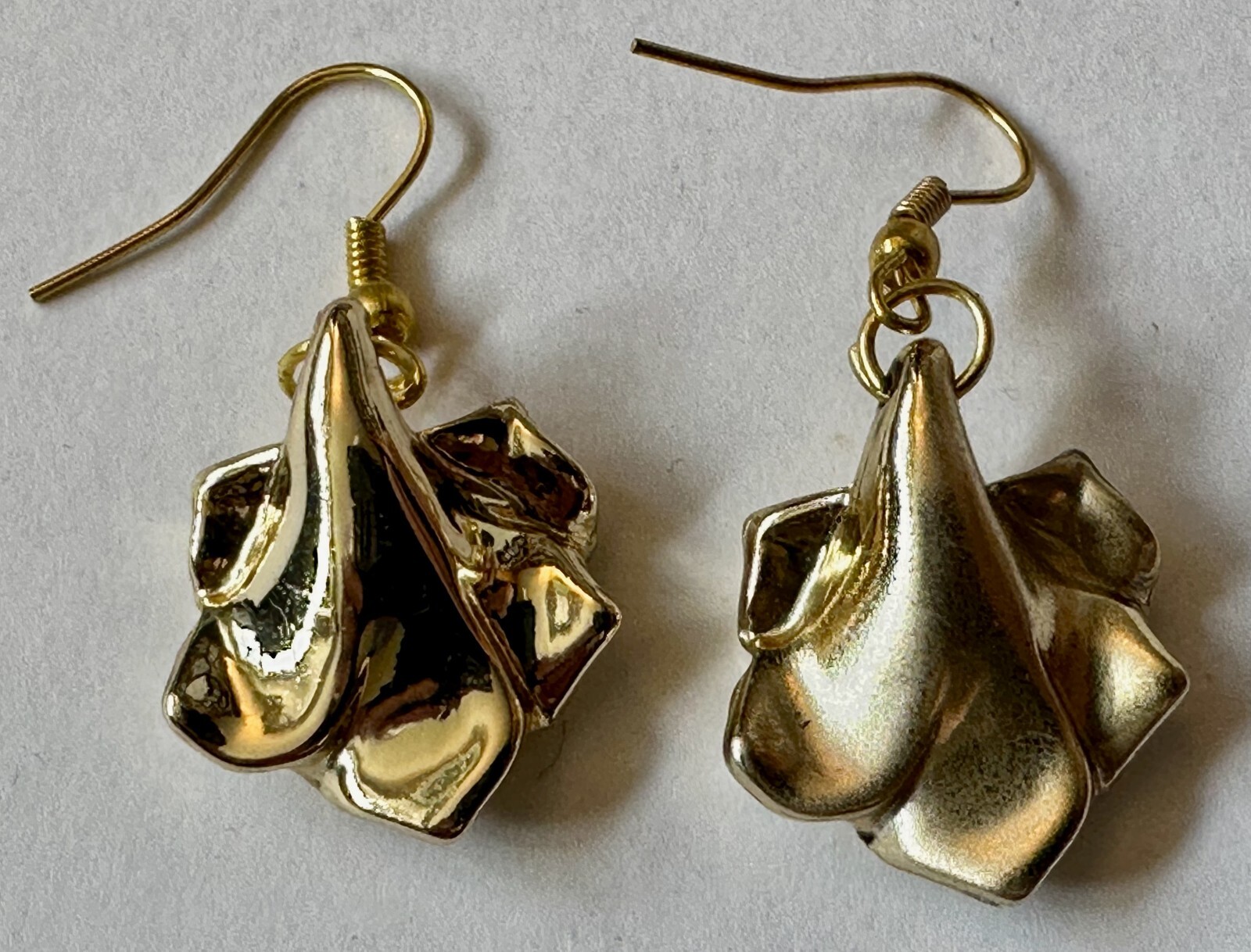 Vintage JEWELRY SET flower gold tone plastic charm 1″ necklace l8″ GP & EARRING