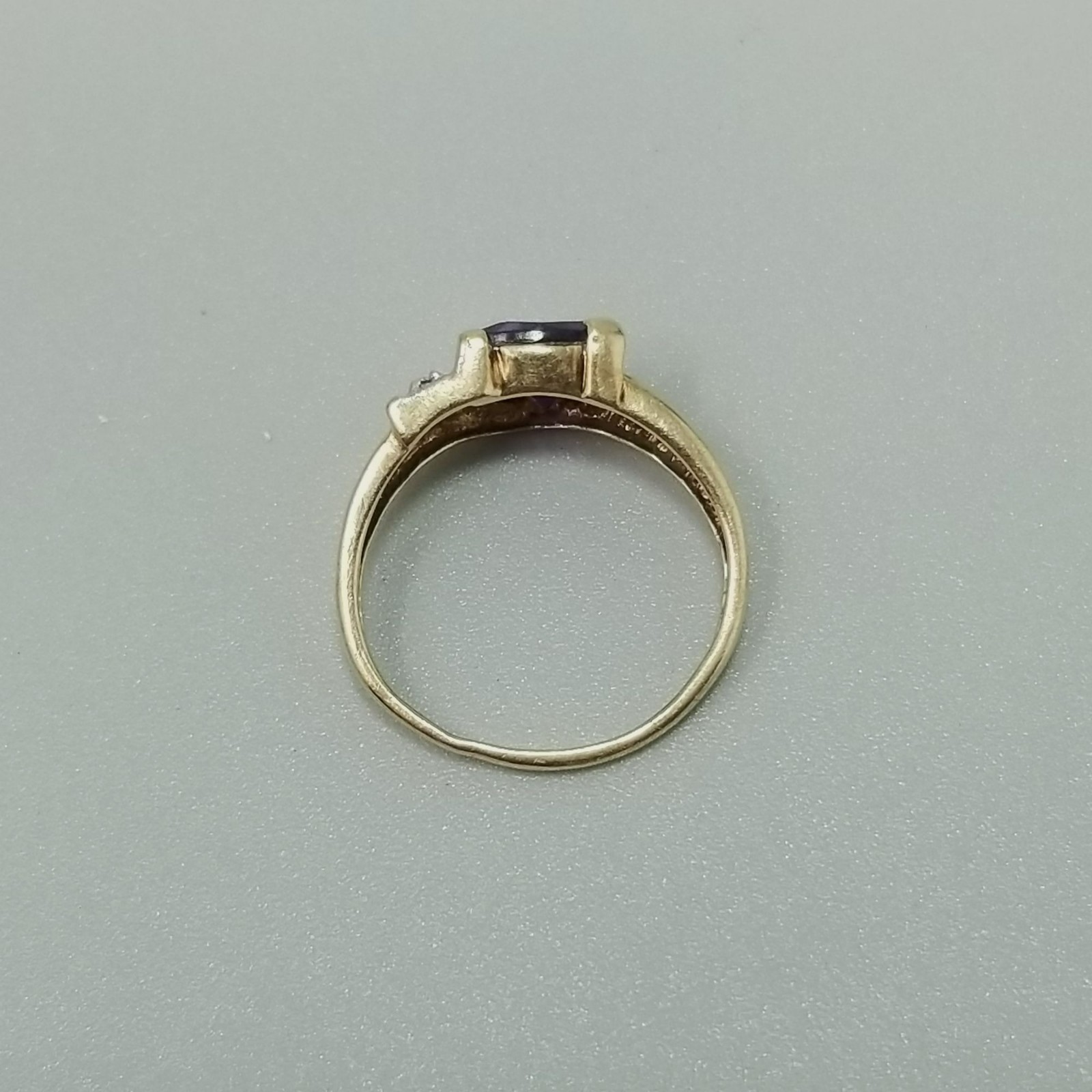 Vintage 10k Purple Amethyst Ring Size 6 1/2 Band Trillion Cut Yellow Gold