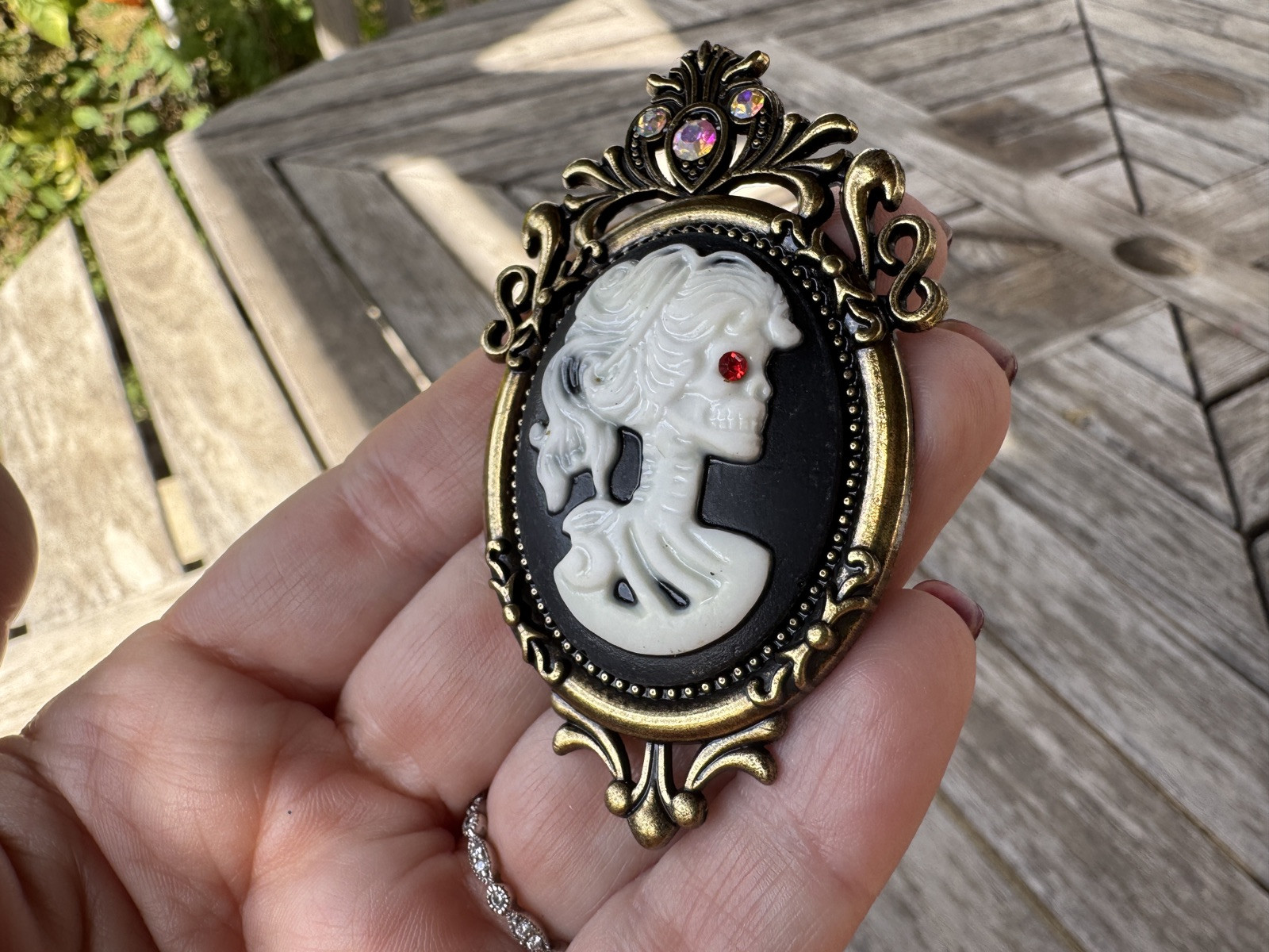 Skeleton cameo-off White