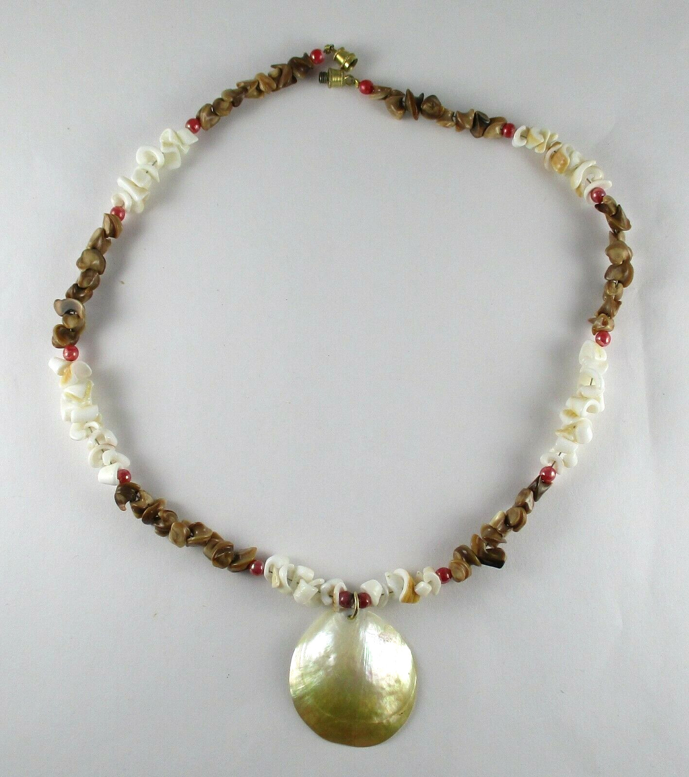 17″ SHELL NECKLACE GOLDTONE WITH SHELLS AND SMALL RED BEADS (71)