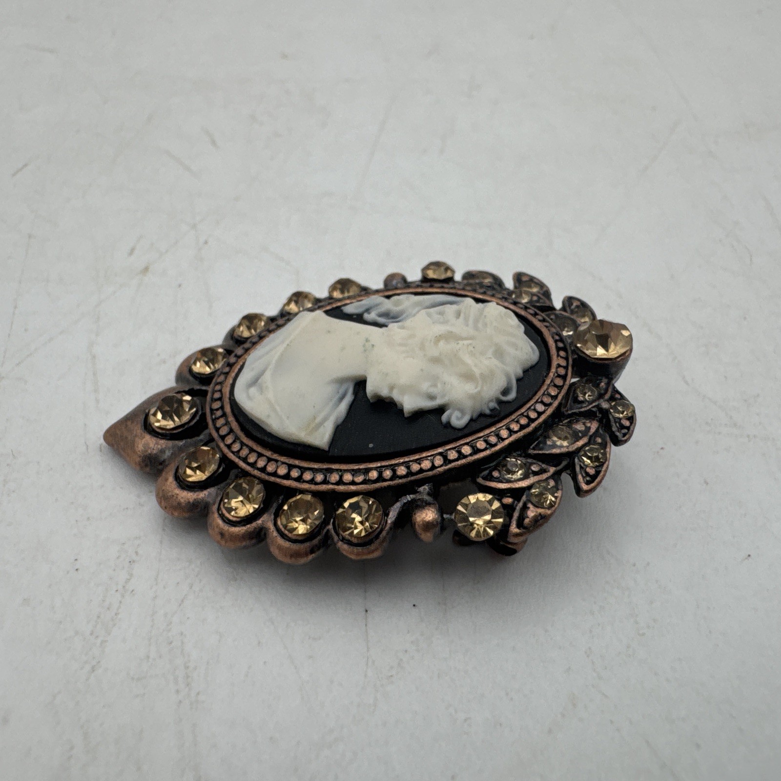 Vintage Black White Cameo Champagne Brooch Gold Tone Style Beauty Fashion Pin