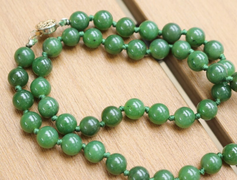 LOVELY VINTAGE SILVER CLASP 8MM GREEN JADE BEAD NECKLACE 17.5″ LONG
