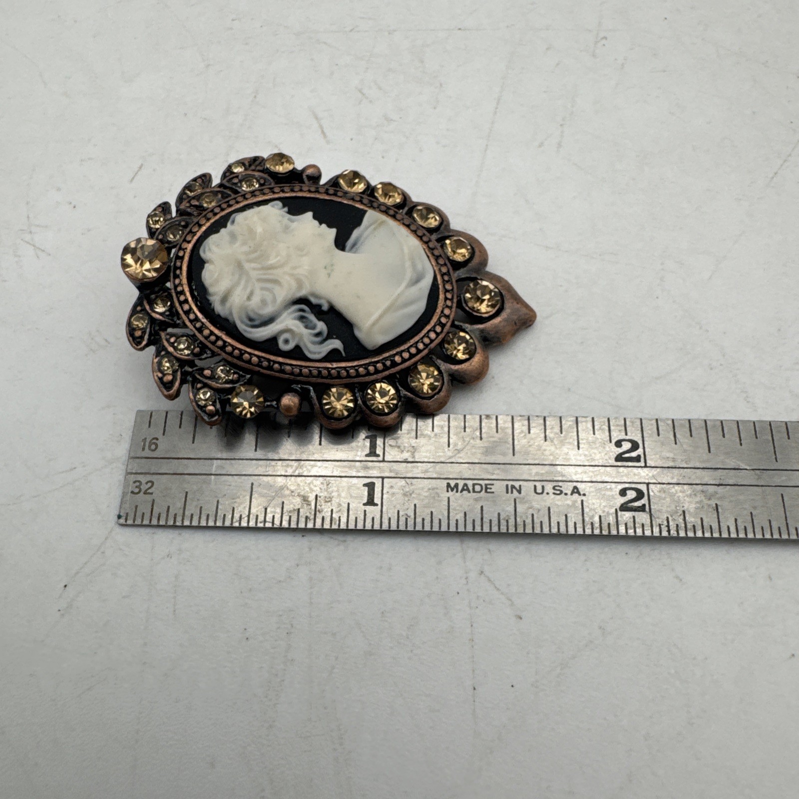 Vintage Black White Cameo Champagne Brooch Gold Tone Style Beauty Fashion Pin