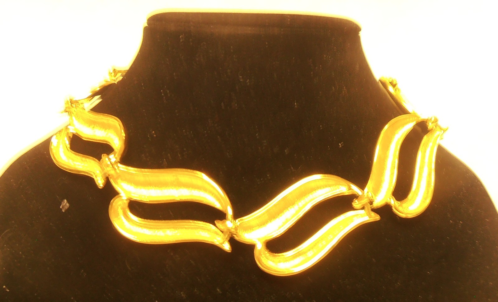 Wavy Ivory and Gold tone Link Collar Necklace