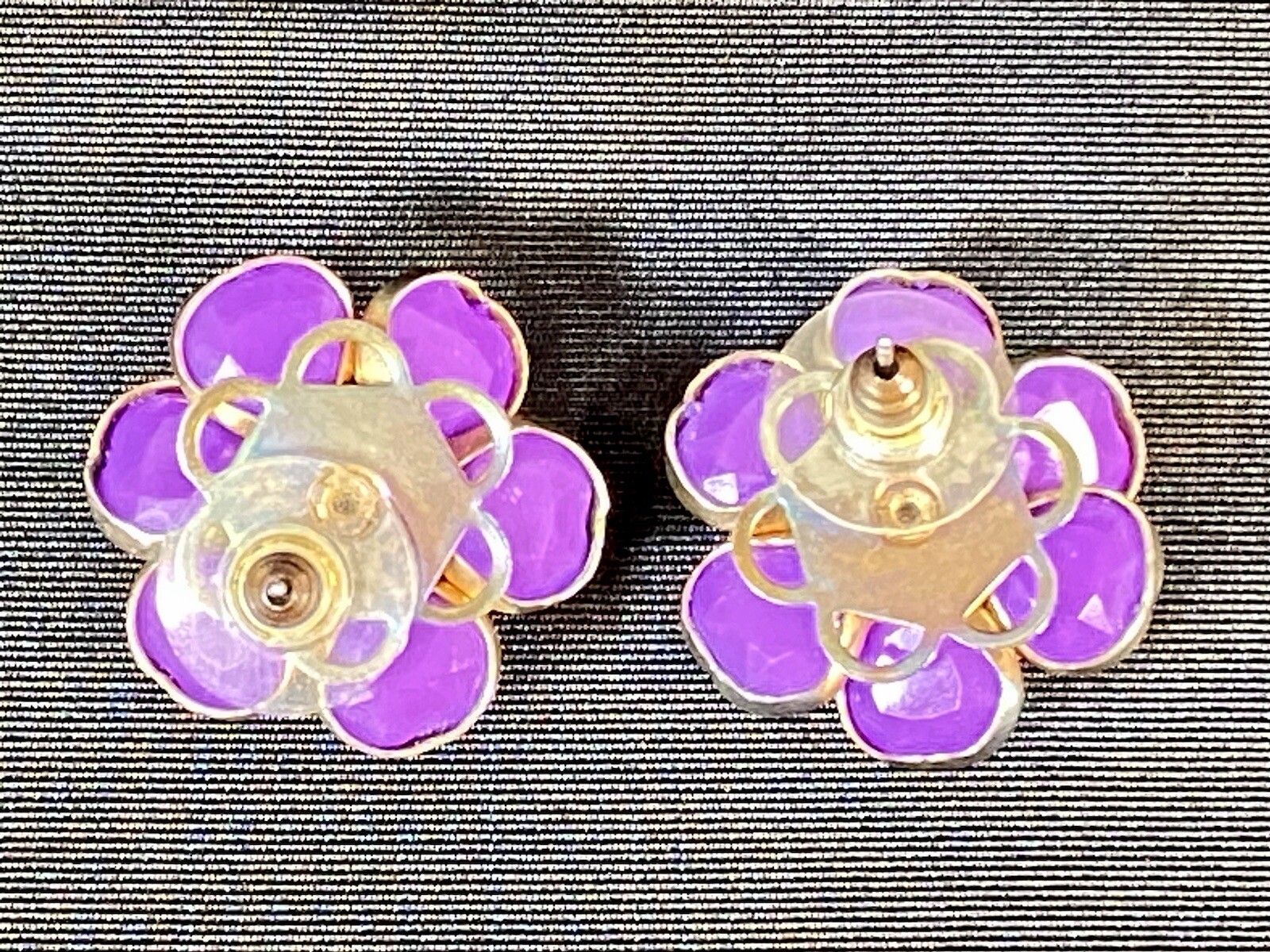Vintage 1950’s-60’s purple facet gold-edge stone rhinestone FLOWER post earrings