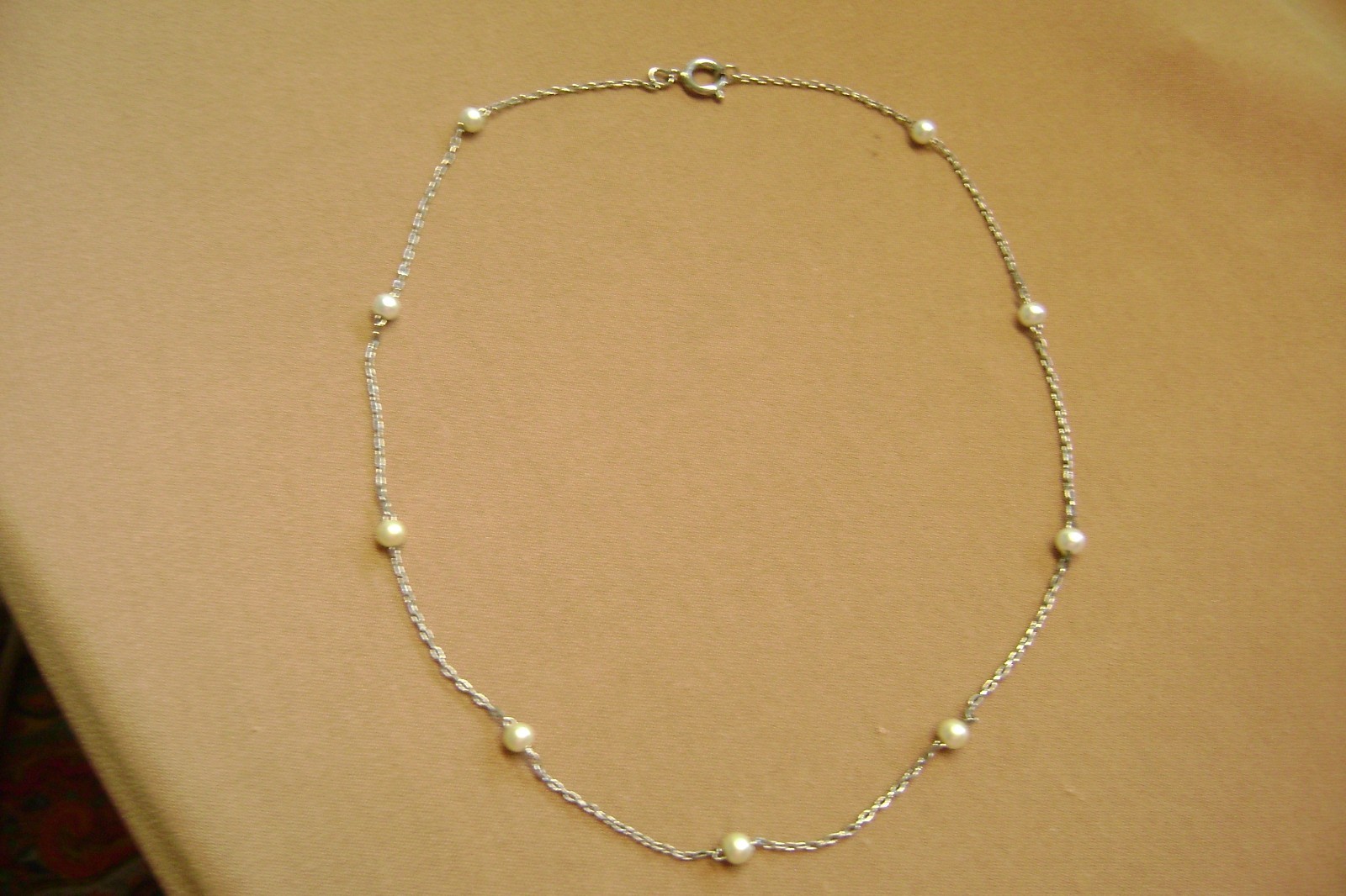 VINTAGE DAINTY AND DELICATE CHAIN & FAUX PEARL 14″ LENTH SILVER TONE NECKLACE
