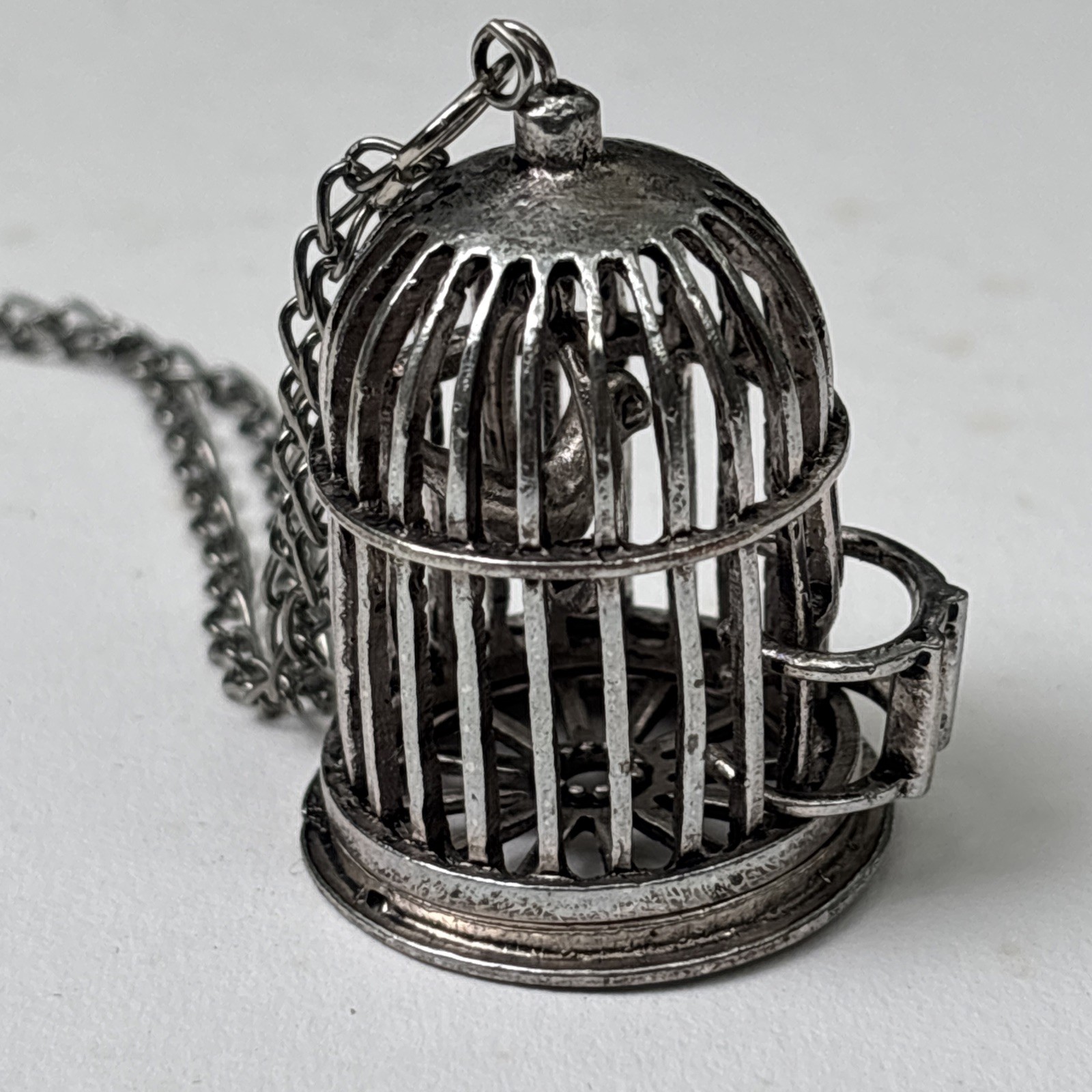 ESTATE VINTAGE SILVER TONE BIRD CAGE PENDANT ON CHAIN NECKLACE 30″ ARTICULATED