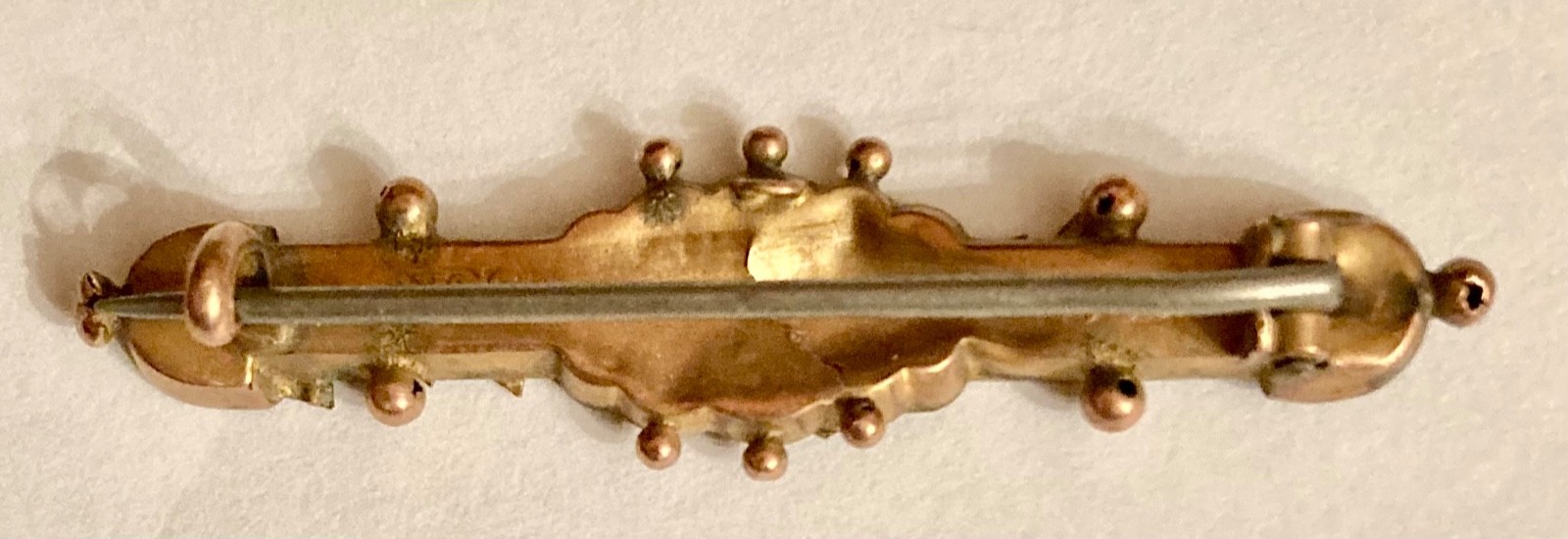 English Edwardian Sydenham Brothers 9 carat gold love pin brooch, c.1890-1915