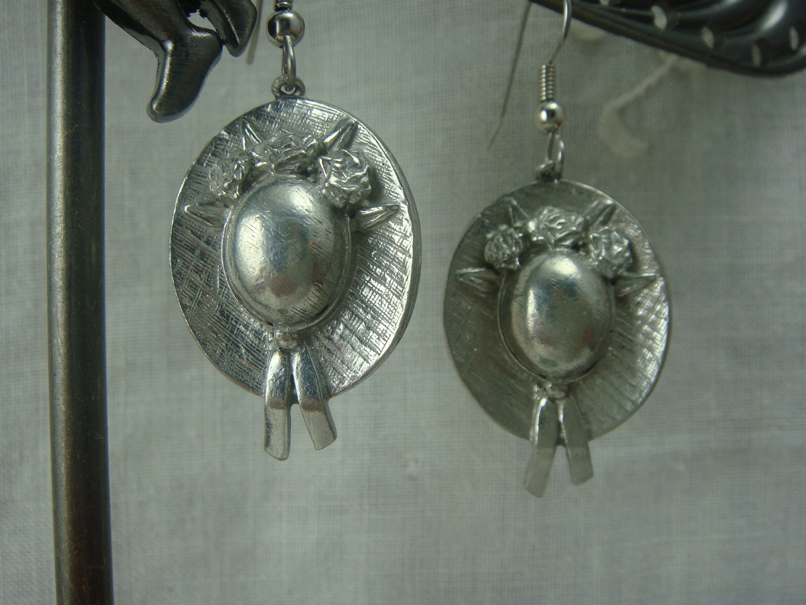 VINTAGE CLIFT STRAW HAT WITH FLOWERS PEWTER DANGLE PIERCED EARRINGS