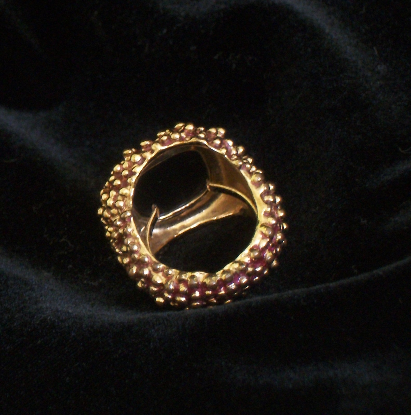 Vintage Avon Cocktail Ring Gold Tone Textured Pebble Black