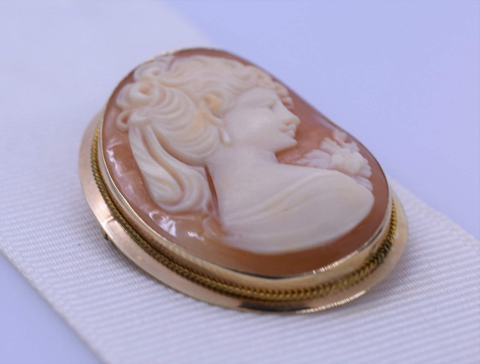 Vintage 14 Karat Yellow Gold Shell Cameo Brooch / Pendant A53