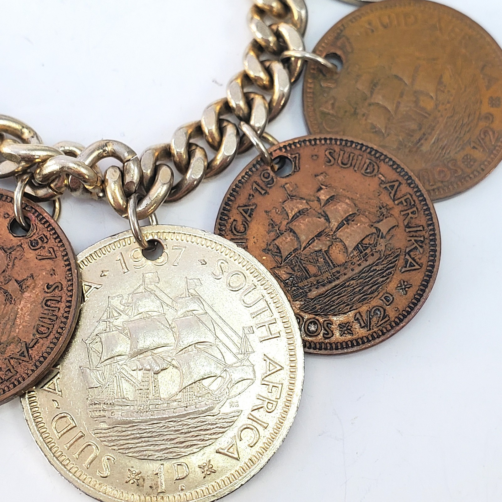 1950s CHARM Bracelet 15 REAL World Coins Gold Tone Vintage 7.25″