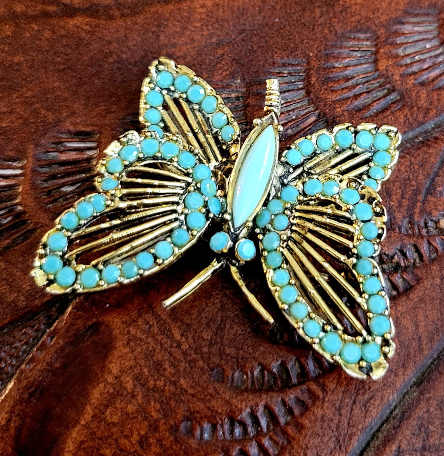 Beautiful Southwest BUTTERFLY Brooch Goldtone Filigree & faux TURQUOISE